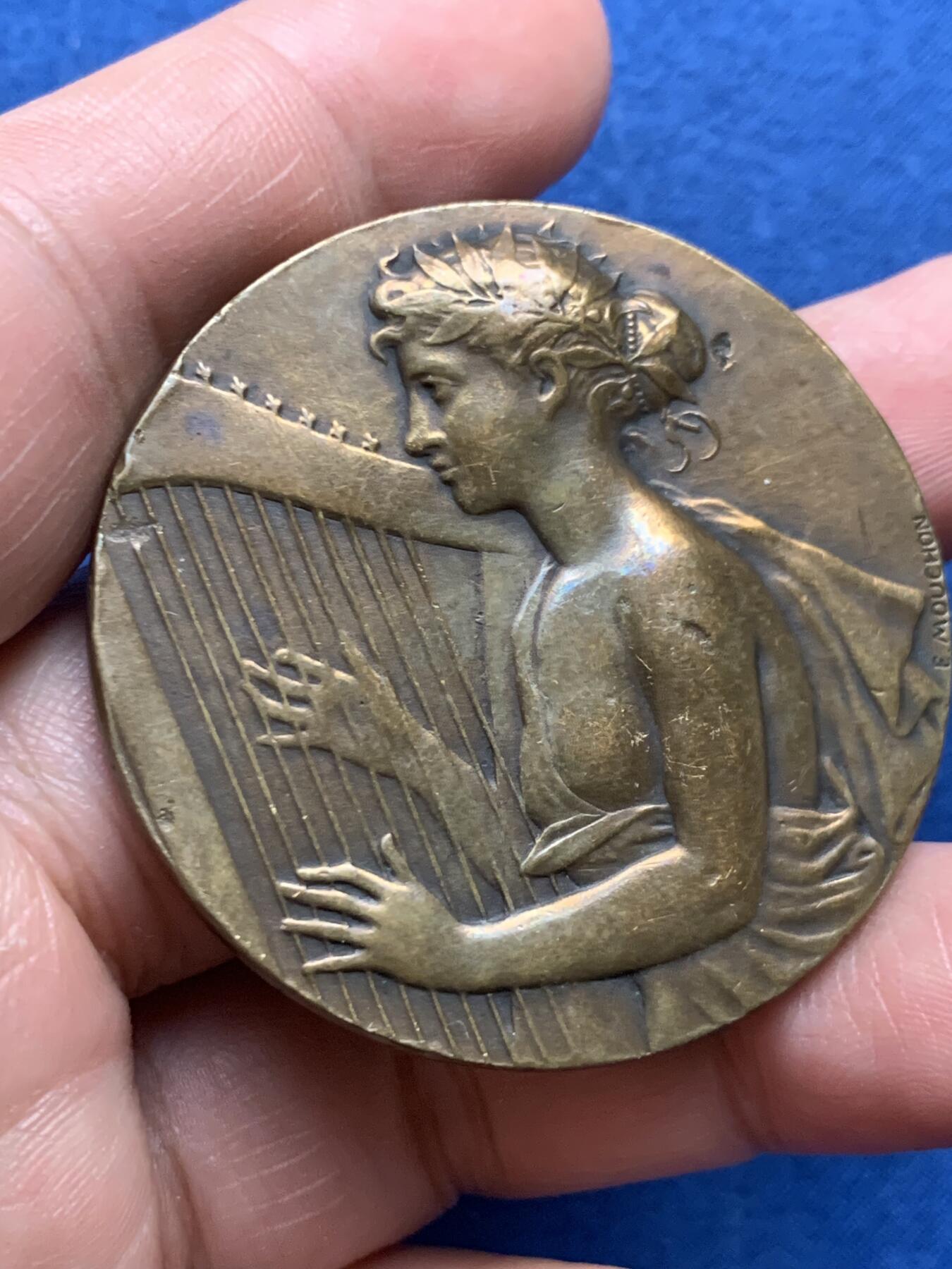 《竞宝斋》第481场 周日，周一 2场连拍 （全场包邮）20级店铺 欢迎送拍 音乐女神铜章 42.3克 46.2mm