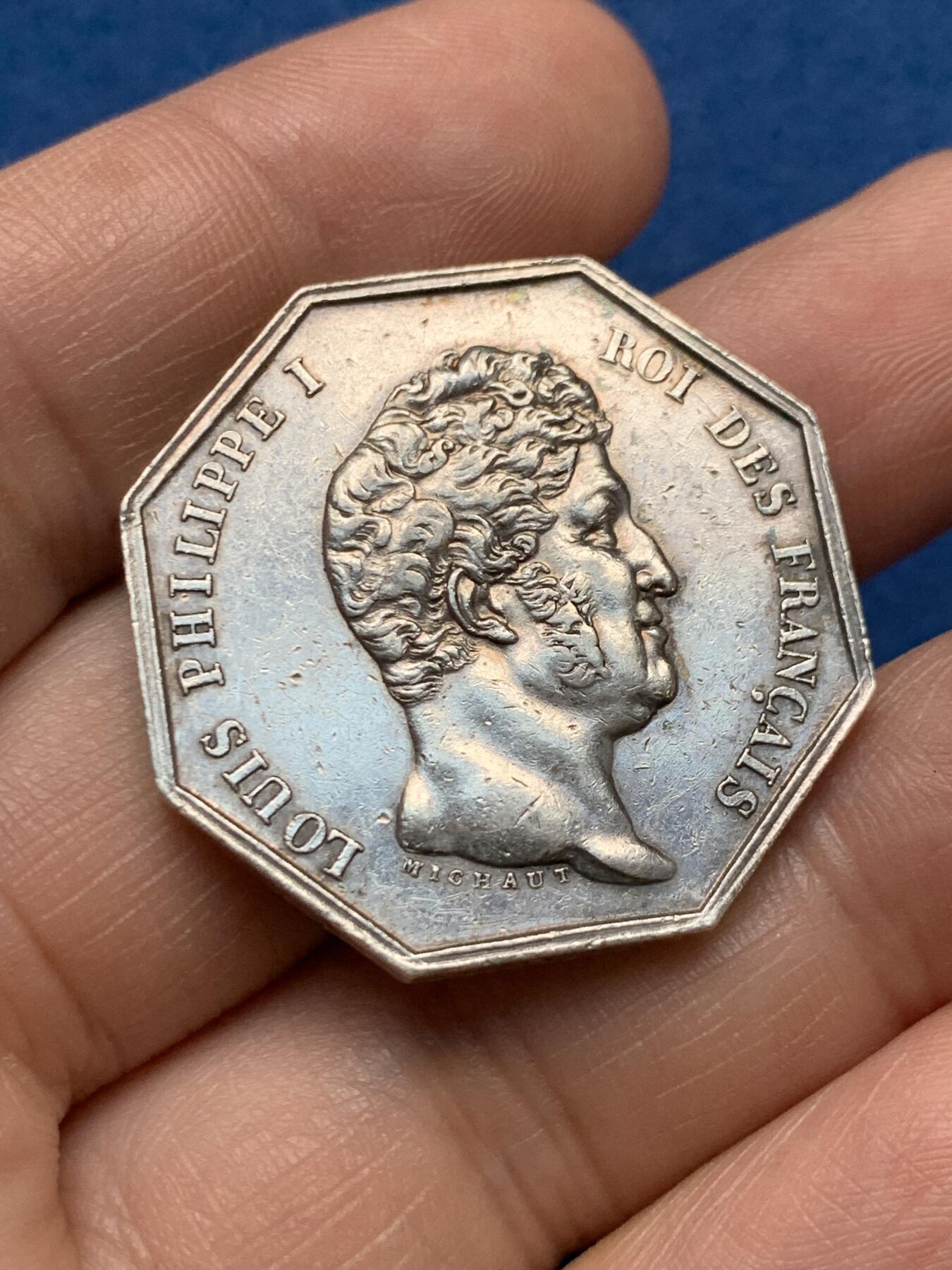 《竞宝斋》第481场 周日，周一 2场连拍 （全场包邮）20级店铺 欢迎送拍 法国菲利普一世巴黎公证处八角银质代币，油灯边铭，重约19.1克，直径32.5mm