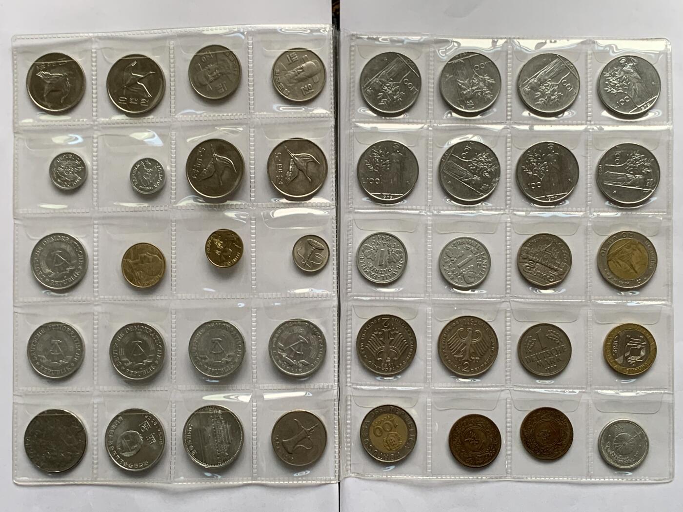 《竞宝斋》第481场 周日，周一 2场连拍 （全场包邮）20级店铺 欢迎送拍 钱币收藏册一本 内含多国钱币 数量细节见图 带册邮寄 正反面都有拍摄 注意数量