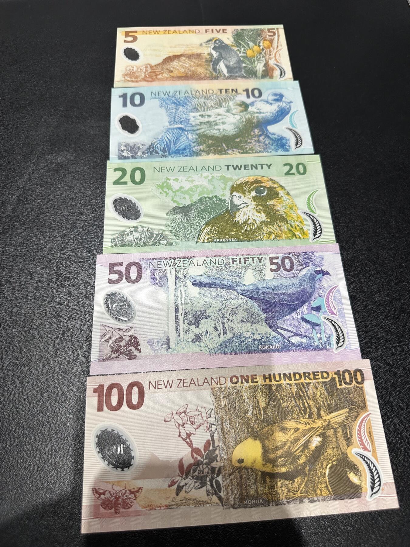《外钞收藏家》第六百二十八期（精品百拍场）（长期征集拍品、欢迎藏友们联系合作） 新西兰塑料钞倒二版5-100元 五张一起 全新UNC