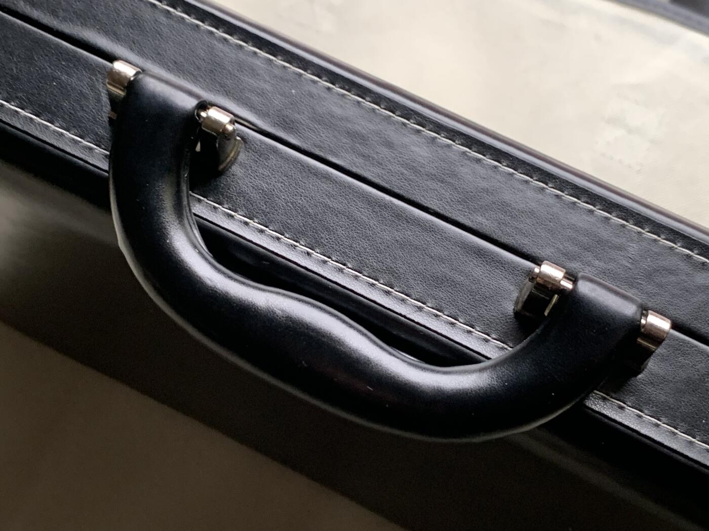 《竞宝斋》第481场 周日，周一 2场连拍 （全场包邮）20级店铺 欢迎送拍 意大利顶级钱币收纳品牌Abafil外交官系列—黑色空盒，可收纳4个标准托盘（340*225mm），皮质较软。尺寸约388*270（带提手总高）*72mm，细节见图。