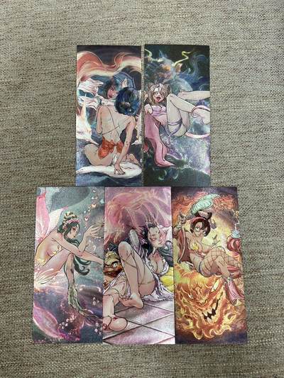 喜灰玩卡拍卖第八期，接拍品0佣金，欢迎送拍，释放现金流，让自己有资金可以购买更多喜欢的卡牌，让别的卡友能淘到更多心仪的卡牌 橙卡文化 白眼看世界老师绘 书签 一组5张 半粗工艺