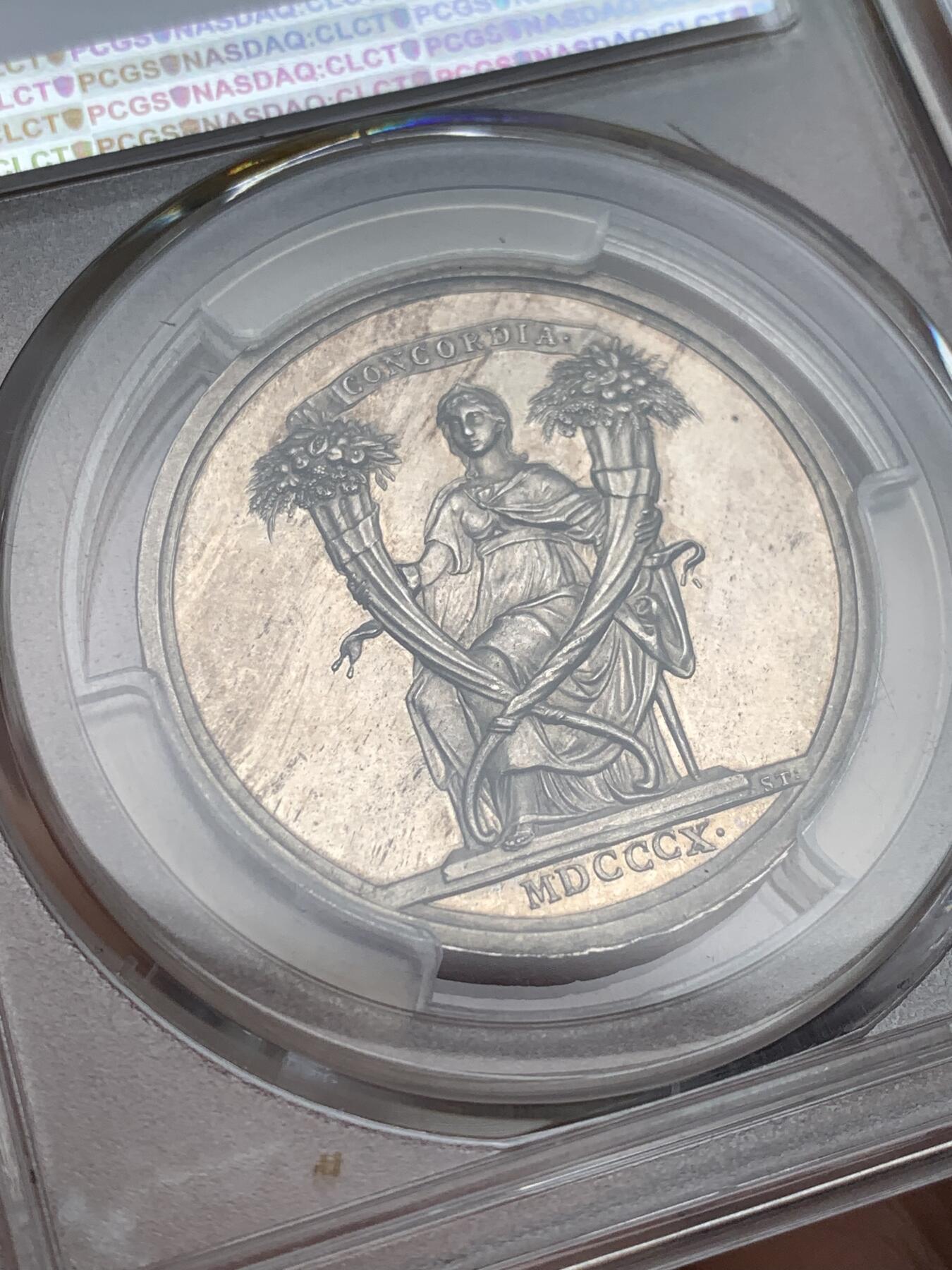 《竞宝斋》第481场 周日，周一 2场连拍 （全场包邮）20级店铺 欢迎送拍 少见 PCGS SP62 拿破仑一世原铸银章 1810年拿破仑一世与玛丽·路易丝皇室婚礼纪念银章 正面为拿破仑一世与玛丽·路易丝，以及玛丽·路易丝的父母奥地利皇帝弗朗茨一世与皇后玛丽亚·特蕾西亚，强调这场婚姻所连接的法兰西帝国与哈布斯堡王朝之间的政治联盟关系。背面描绘罗马神话中的“协和女神”手持两只巨大的丰饶之角，象征和谐、联盟与国家秩序。难得一见的拿破仑原铸银章。