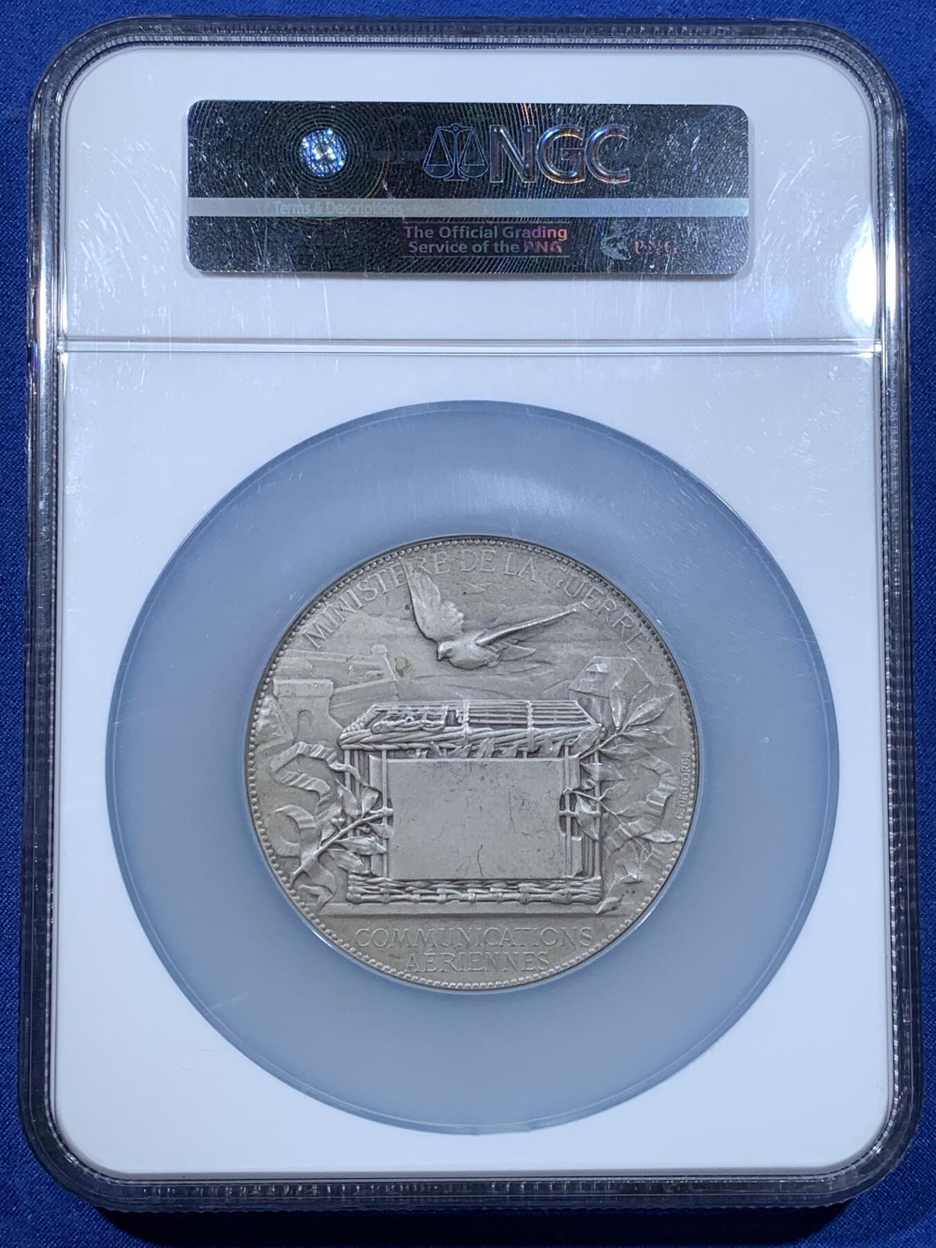 《竞宝斋》第481场 周日，周一 2场连拍 （全场包邮）20级店铺 欢迎送拍 NGC MS62 法国1871年巴黎航空通讯纪念大银章，直径63mm，重量117克。在普法战争中巴黎被普鲁士围困，城中通信全靠信鸽完成。此章纪念此重大历史事件。少见品种，加大加厚盒，盒子下沿有磕。