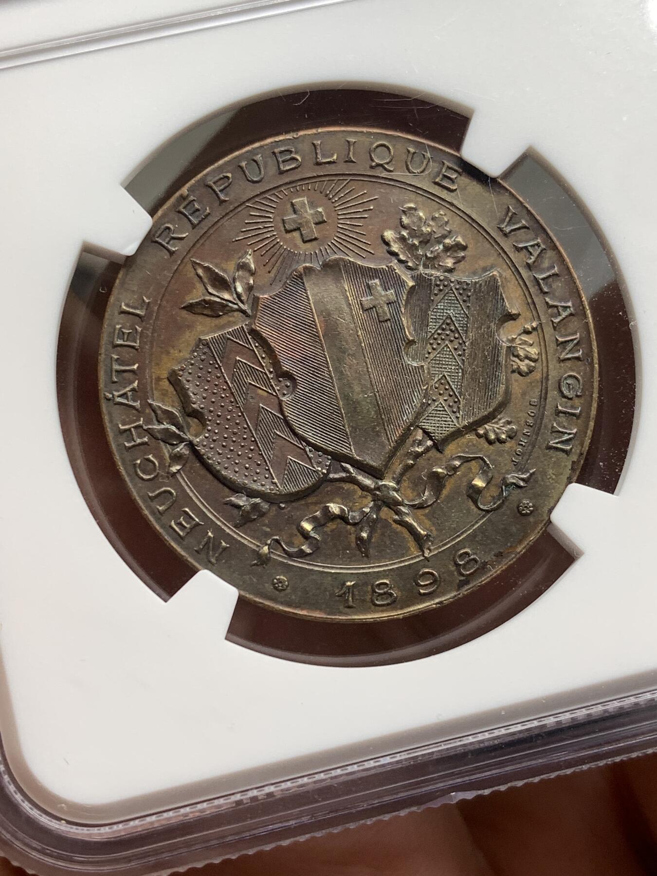 《竞宝斋》第481场 周日，周一 2场连拍 （全场包邮）20级店铺 欢迎送拍 NGC UNCD 瑞士1898年纳沙泰尔威廉泰尔父子像射击节铜章，32mm，存世量小于100枚，细节见图。