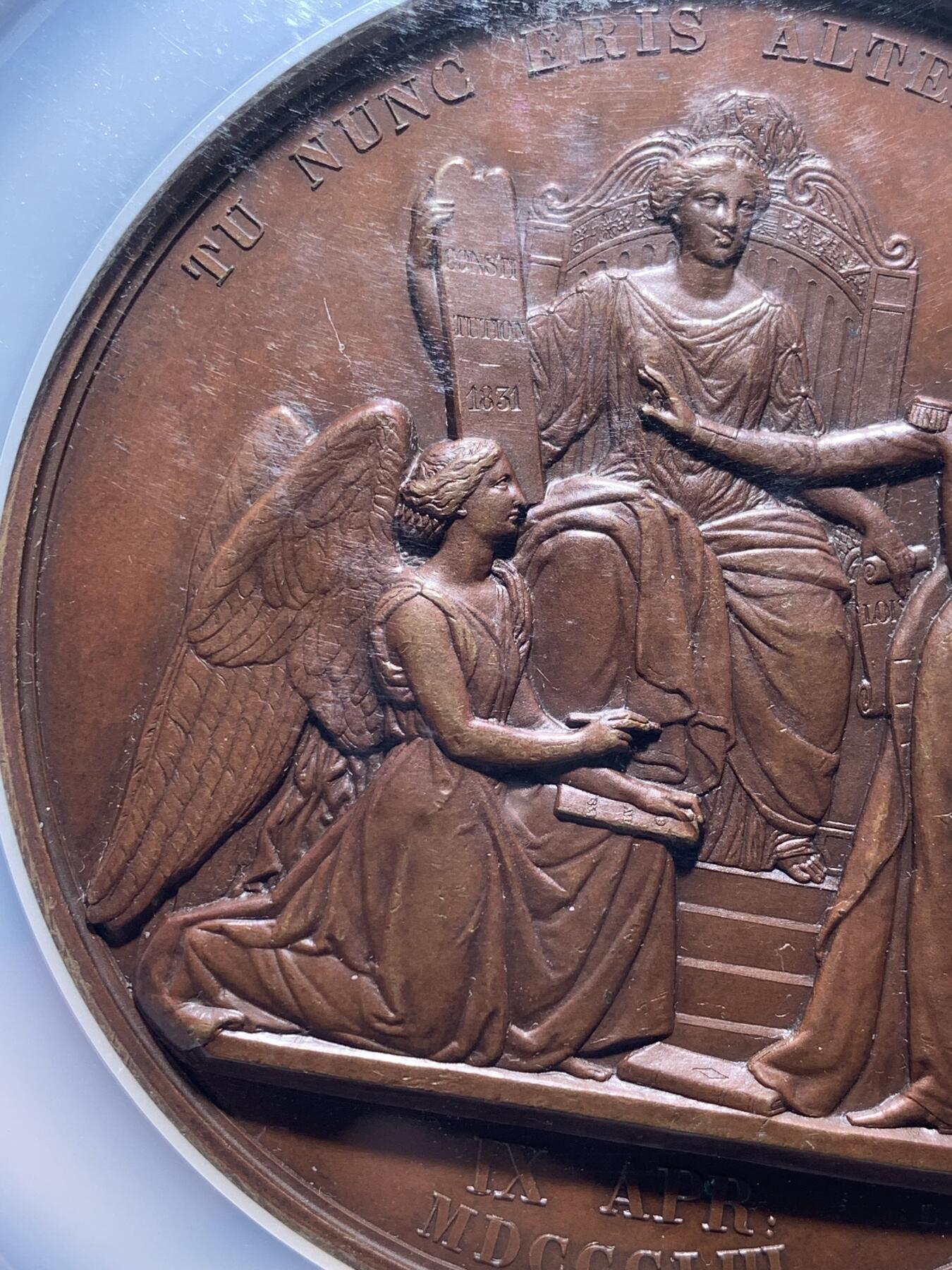 《竞宝斋》第481场 周日，周一 2场连拍 （全场包邮）20级店铺 欢迎送拍 NGC MS64BN 比利时1853年利奥波德二世成年宣誓制造大规格铜章，由著名章牌雕刻师Leopold Wiener设计制作（大名定鼎鼎），该章是王室章牌中的经典藏品。英国皇家收藏、法国国家图书馆、澳大利亚维多利亚馆均有收藏。可见盖该章的历史性和收藏价值。双面高浮雕，巧克力包浆，直径：75mm，重：175g，加大加厚盒装。