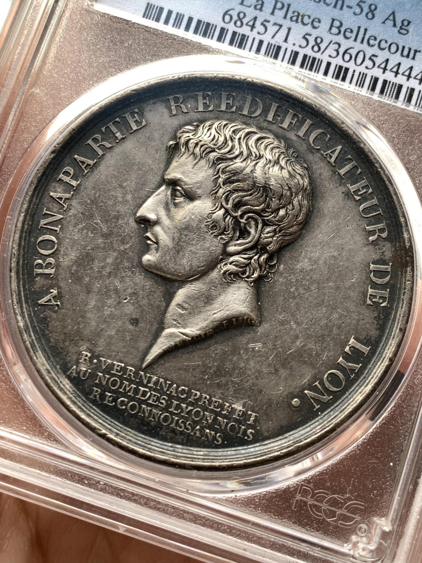 《竞宝斋》第481场 周日，周一 2场连拍 （全场包邮）20级店铺 欢迎送拍 少见 PCGS SP58 拿破仑一世原铸银章 1800年法国银质纪念章 拿破仑一世·里昂重建与马伦哥战役纪念 正面刻画拿破仑·波拿巴侧面肖像，环绕铭文“BONAPARTE RÉDIFICATEUR DE LYON”，意为“重建里昂的波拿巴”，背面以橡叶与月桂叶花环环绕长段铭文，记述拿破仑在马伦哥战役中取胜、再次征服意大利，并于共和国八年雾月（1800年）以第一执政身份下令重建里昂贝勒库尔广场（Pl