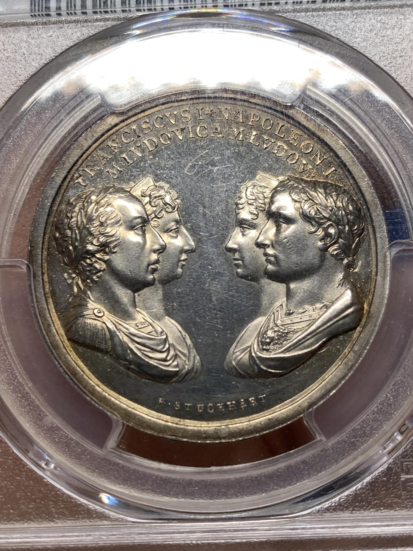 《竞宝斋》第481场 周日，周一 2场连拍 （全场包邮）20级店铺 欢迎送拍 少见 PCGS SP62 拿破仑一世原铸银章 1810年拿破仑一世与玛丽·路易丝皇室婚礼纪念银章 正面为拿破仑一世与玛丽·路易丝，以及玛丽·路易丝的父母奥地利皇帝弗朗茨一世与皇后玛丽亚·特蕾西亚，强调这场婚姻所连接的法兰西帝国与哈布斯堡王朝之间的政治联盟关系。背面描绘罗马神话中的“协和女神”手持两只巨大的丰饶之角，象征和谐、联盟与国家秩序。难得一见的拿破仑原铸银章。