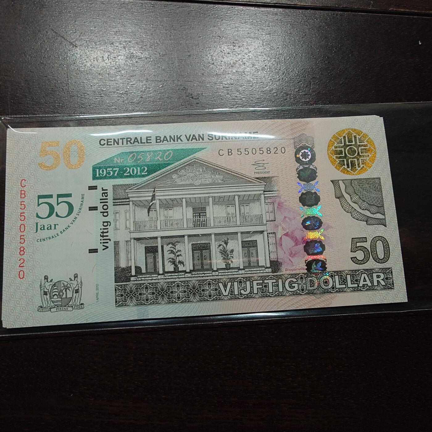 世界钱币～微拍第245期暨2026年第26期  新货卖剩品种部分上架提供选购【有看中的就一开始就出价，别为了晚付几天押金拖到最后，这里没出价的只要群里卖掉了就会撤】 2012年苏里南50元纪念钞 全新绝品无47尾号820 原册证书