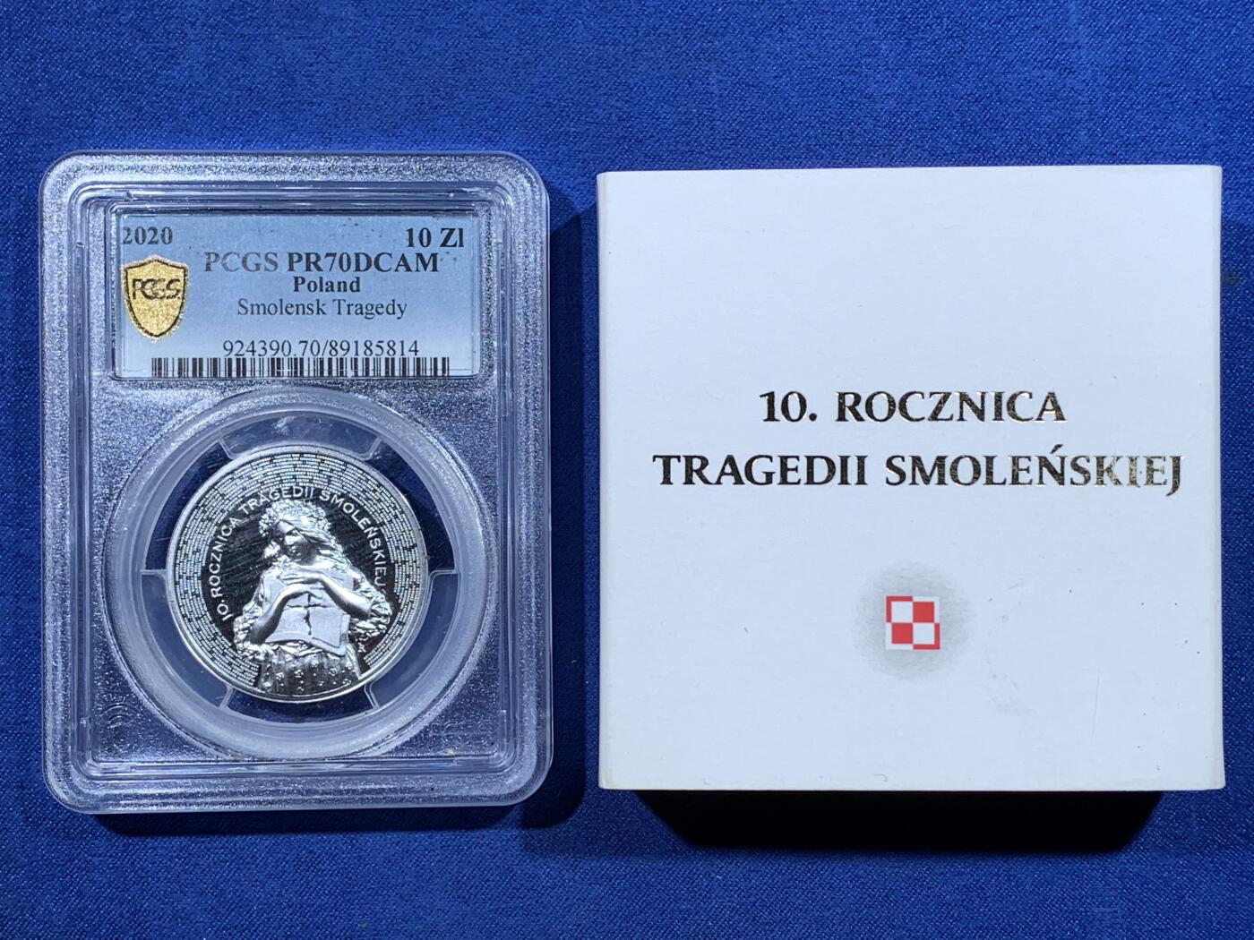 《竞宝斋》第481场 周日，周一 2场连拍 （全场包邮）20级店铺 欢迎送拍 PCGS PR70DCAM 波兰2020年“纪念斯摩棱斯克—空难10周年”1盎司精制银币，超高浮雕，极致镜面，女性人物传神（币面环绕遇难者姓名，设计极具纪念意义），加厚盒封装。唯一冠军分，盒证齐全