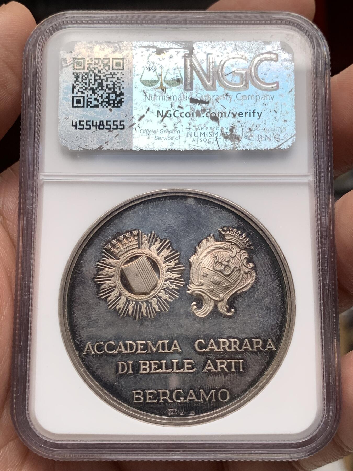 《竞宝斋》第481场 周日，周一 2场连拍 （全场包邮）20级店铺 欢迎送拍 NGC MS63 意大利高浮雕大银章，纪念1796年贝加莫卡拉拉艺术学院成立，漂亮的紫罗兰彩，十分少见。带925银标，44mm，重39克，加厚盒装。细节见图