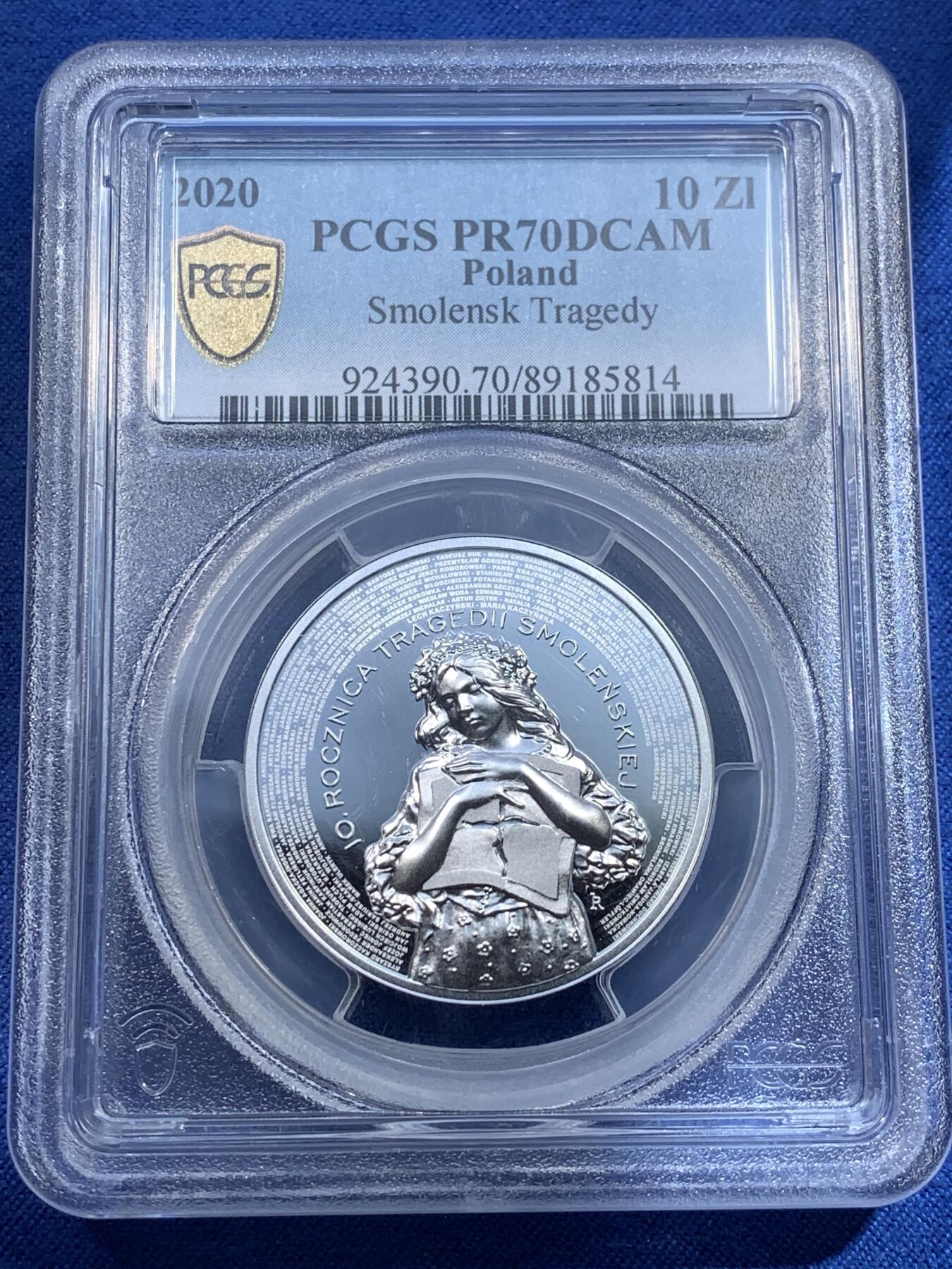 《竞宝斋》第481场 周日，周一 2场连拍 （全场包邮）20级店铺 欢迎送拍 PCGS PR70DCAM 波兰2020年“纪念斯摩棱斯克—空难10周年”1盎司精制银币，超高浮雕，极致镜面，女性人物传神（币面环绕遇难者姓名，设计极具纪念意义），加厚盒封装。唯一冠军分，盒证齐全