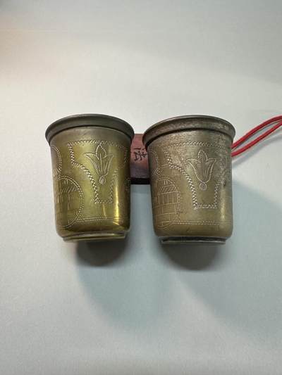 清-民国-建国｜老铜器专场.伍 民国/建国初老黄铜錾刻建筑纹小杯一对