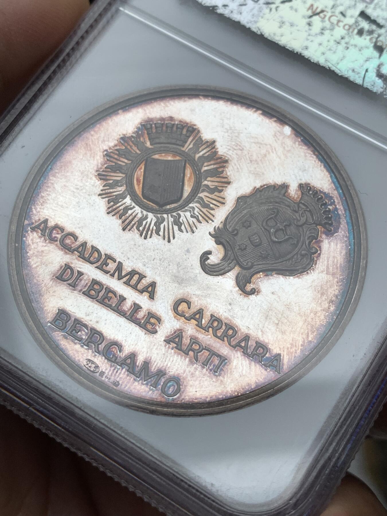 《竞宝斋》第481场 周日，周一 2场连拍 （全场包邮）20级店铺 欢迎送拍 NGC MS63 意大利高浮雕大银章，纪念1796年贝加莫卡拉拉艺术学院成立，漂亮的紫罗兰彩，十分少见。带925银标，44mm，重39克，加厚盒装。细节见图