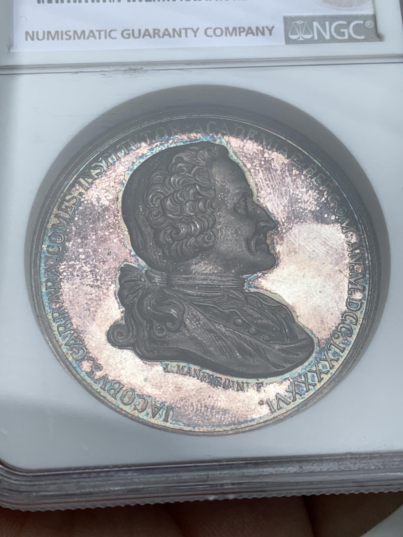 《竞宝斋》第481场 周日，周一 2场连拍 （全场包邮）20级店铺 欢迎送拍 NGC MS63 意大利高浮雕大银章，纪念1796年贝加莫卡拉拉艺术学院成立，漂亮的紫罗兰彩，十分少见。带925银标，44mm，重39克，加厚盒装。细节见图