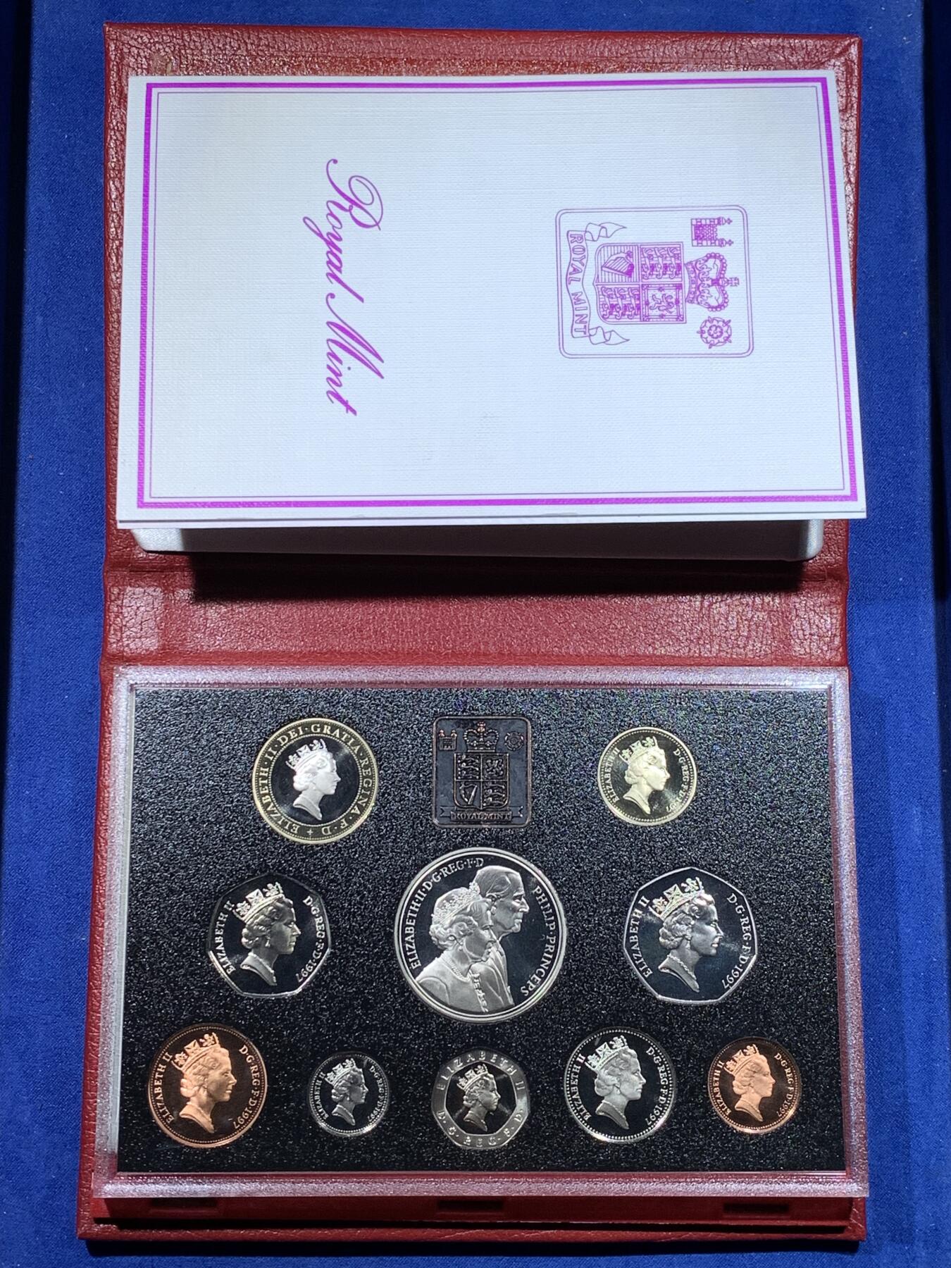 《竞宝斋》第481场 周日，周一 2场连拍 （全场包邮）20级店铺 欢迎送拍 英国1997年精制套币（含10币1章）5英镑女王金婚纪念币+2英镑机械时代+1英镑英格兰三狮+2枚换版50便士，盒证齐全，盒子固定位缺失