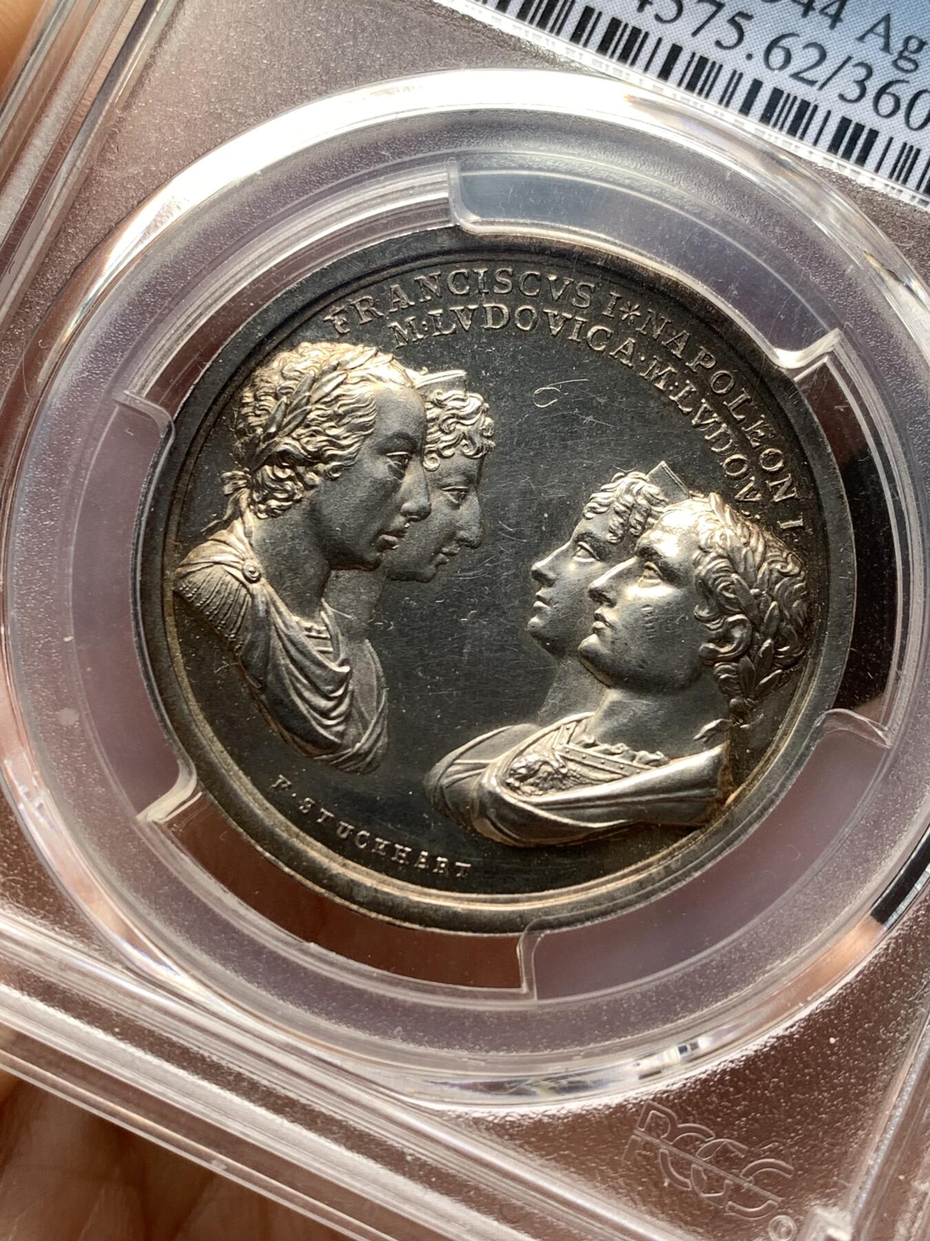 《竞宝斋》第481场 周日，周一 2场连拍 （全场包邮）20级店铺 欢迎送拍 少见 PCGS SP62 拿破仑一世原铸银章 1810年拿破仑一世与玛丽·路易丝皇室婚礼纪念银章 正面为拿破仑一世与玛丽·路易丝，以及玛丽·路易丝的父母奥地利皇帝弗朗茨一世与皇后玛丽亚·特蕾西亚，强调这场婚姻所连接的法兰西帝国与哈布斯堡王朝之间的政治联盟关系。背面描绘罗马神话中的“协和女神”手持两只巨大的丰饶之角，象征和谐、联盟与国家秩序。难得一见的拿破仑原铸银章。