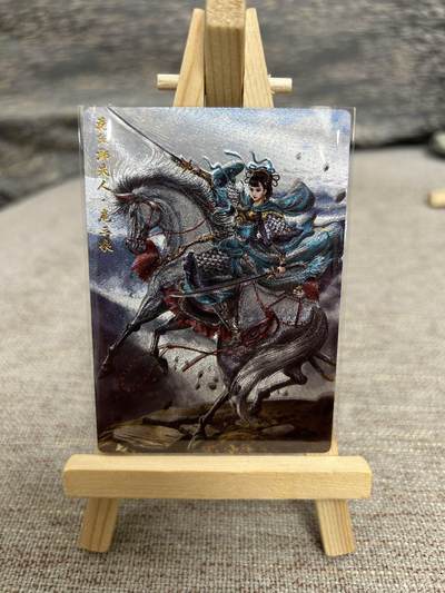 喜灰玩卡拍卖第八期，接拍品0佣金，欢迎送拍，释放现金流，让自己有资金可以购买更多喜欢的卡牌，让别的卡友能淘到更多心仪的卡牌 【限编】卡德曼 杆子水浒 特卡 花阳郡夫人·扈三娘  限编038/300编 折光粗闪