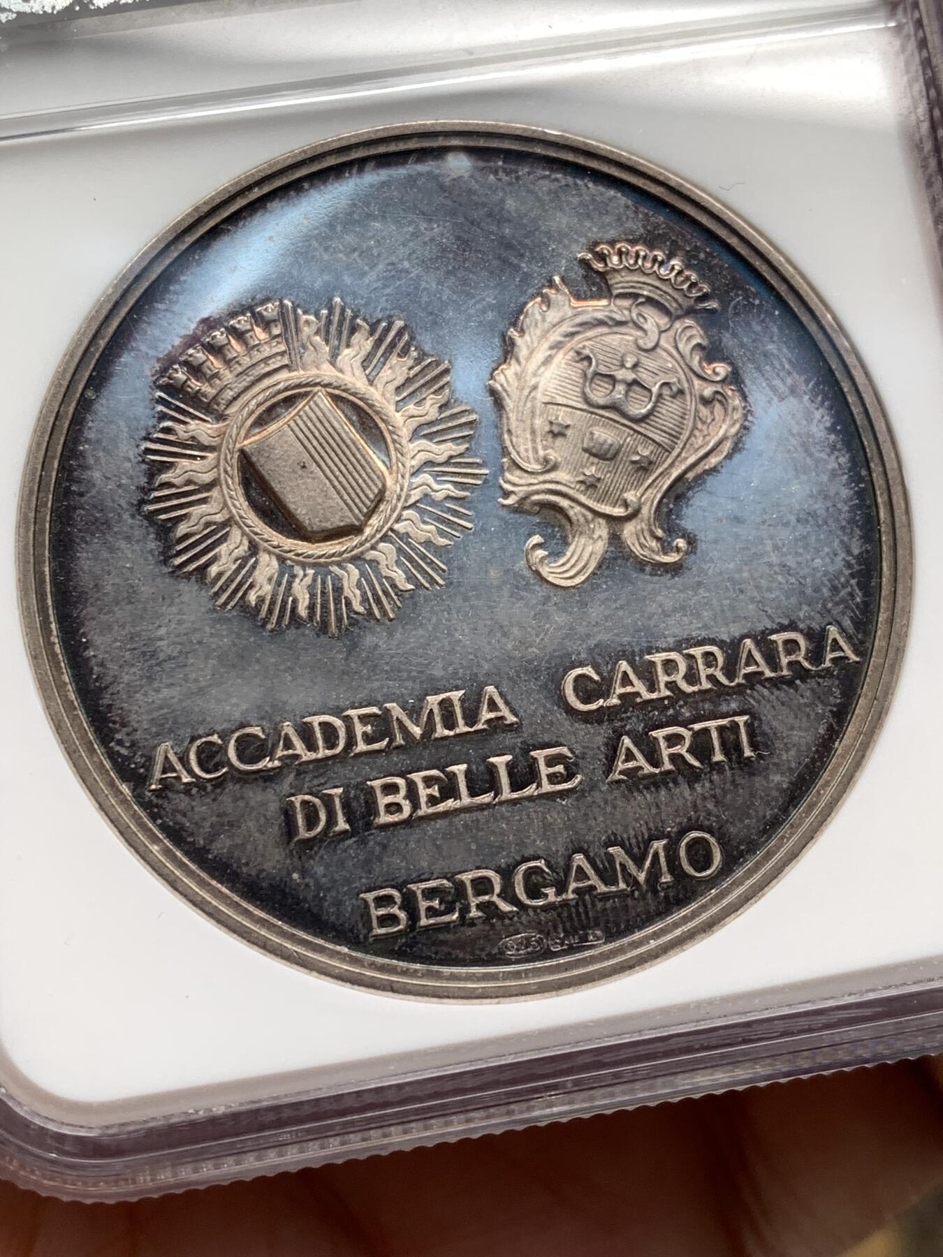 《竞宝斋》第481场 周日，周一 2场连拍 （全场包邮）20级店铺 欢迎送拍 NGC MS63 意大利高浮雕大银章，纪念1796年贝加莫卡拉拉艺术学院成立，漂亮的紫罗兰彩，十分少见。带925银标，44mm，重39克，加厚盒装。细节见图