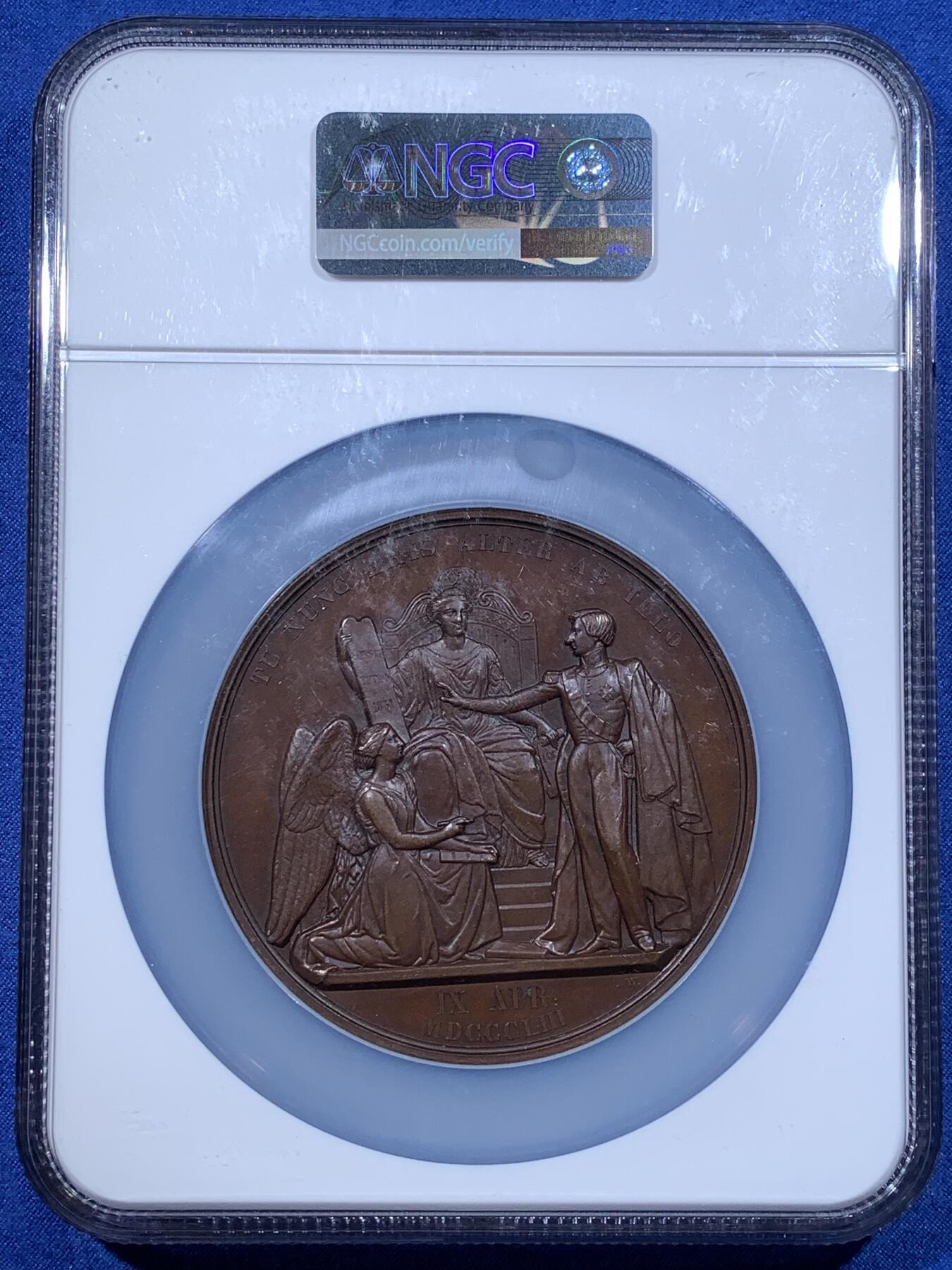 《竞宝斋》第481场 周日，周一 2场连拍 （全场包邮）20级店铺 欢迎送拍 NGC MS64BN 比利时1853年利奥波德二世成年宣誓制造大规格铜章，由著名章牌雕刻师Leopold Wiener设计制作（大名定鼎鼎），该章是王室章牌中的经典藏品。英国皇家收藏、法国国家图书馆、澳大利亚维多利亚馆均有收藏。可见盖该章的历史性和收藏价值。双面高浮雕，巧克力包浆，直径：75mm，重：175g，加大加厚盒装。