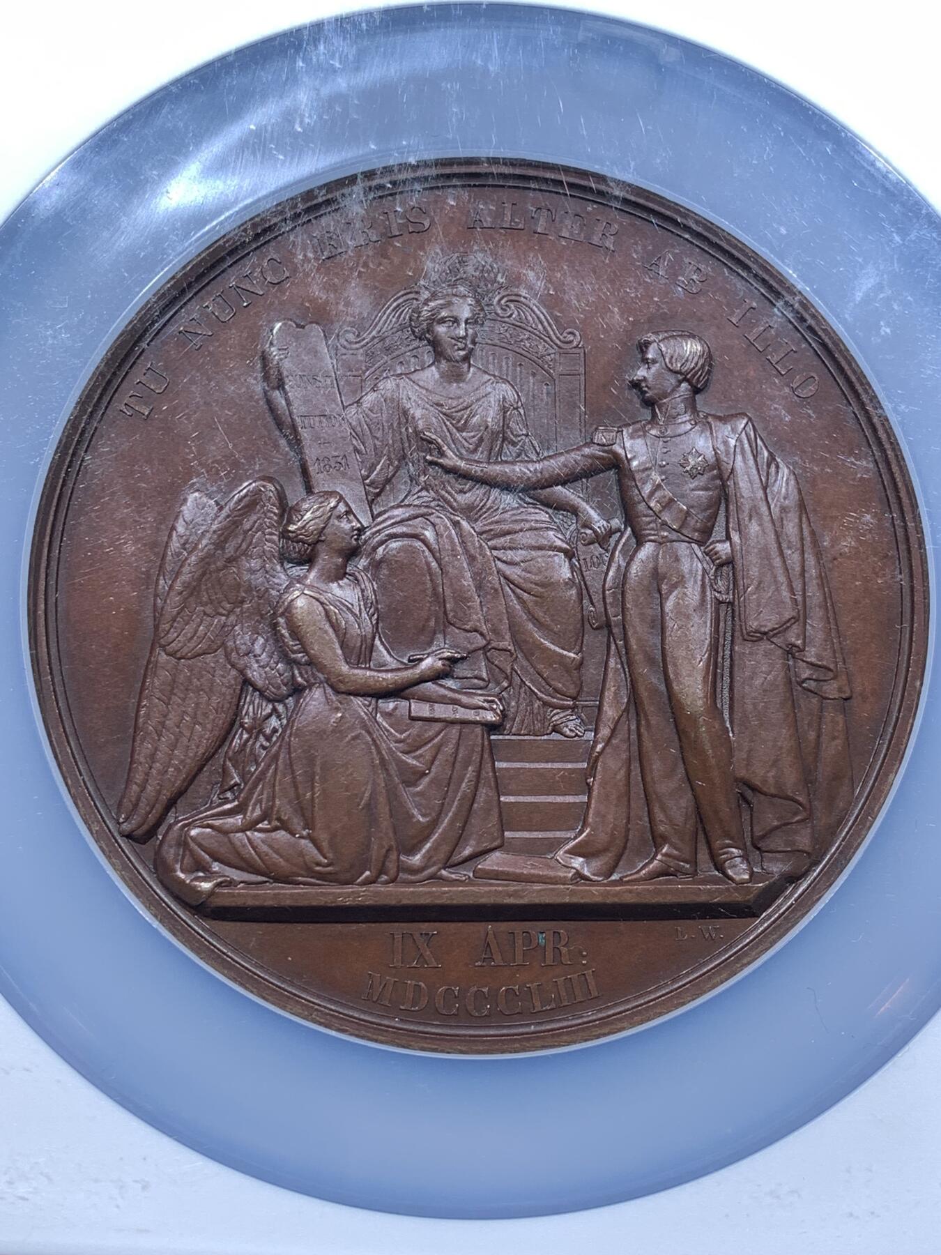 《竞宝斋》第481场 周日，周一 2场连拍 （全场包邮）20级店铺 欢迎送拍 NGC MS64BN 比利时1853年利奥波德二世成年宣誓制造大规格铜章，由著名章牌雕刻师Leopold Wiener设计制作（大名定鼎鼎），该章是王室章牌中的经典藏品。英国皇家收藏、法国国家图书馆、澳大利亚维多利亚馆均有收藏。可见盖该章的历史性和收藏价值。双面高浮雕，巧克力包浆，直径：75mm，重：175g，加大加厚盒装。