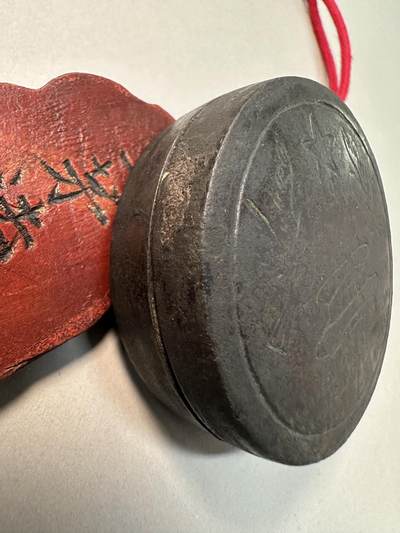 清-民国-建国｜老铜器专场.伍 建国初老铜圆形铜墨盒 錾刻天坛和平鸽五星纹