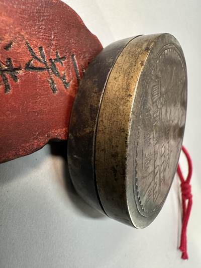 清-民国-建国｜老铜器专场.伍 建国初老黄铜圆形铜墨盒 錾刻和平鸽天安门纹