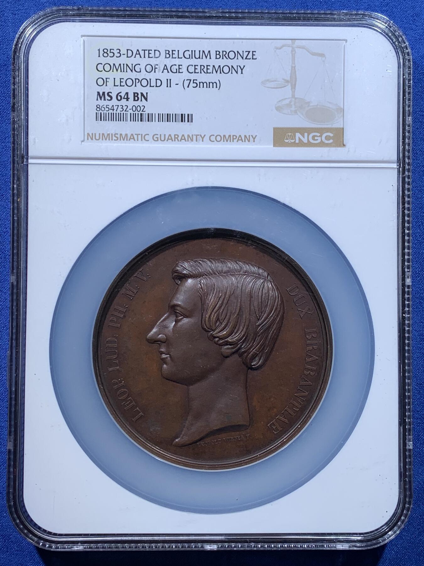《竞宝斋》第481场 周日，周一 2场连拍 （全场包邮）20级店铺 欢迎送拍 NGC MS64BN 比利时1853年利奥波德二世成年宣誓制造大规格铜章，由著名章牌雕刻师Leopold Wiener设计制作（大名定鼎鼎），该章是王室章牌中的经典藏品。英国皇家收藏、法国国家图书馆、澳大利亚维多利亚馆均有收藏。可见盖该章的历史性和收藏价值。双面高浮雕，巧克力包浆，直径：75mm，重：175g，加大加厚盒装。