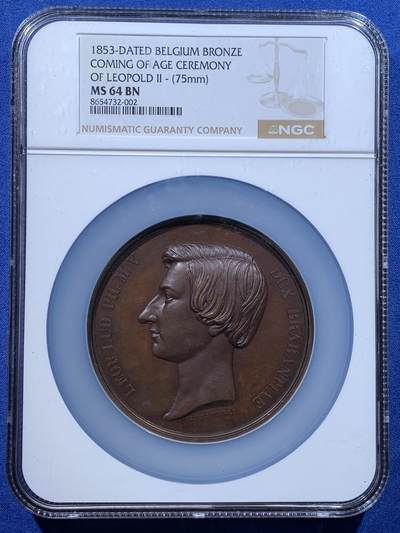 《竞宝斋》第481场 周日，周一 2场连拍 （全场包邮）20级店铺 欢迎送拍 - NGC MS64BN 比利时1853年利奥波德二世成年宣誓制造大规格铜章，由著名章牌雕刻师Leopold Wiener设计制作（大名定鼎鼎），该章是王室章牌中的经典藏品。英国皇家收藏、法国国家图书馆、澳大利亚维多利亚馆均有收藏。可见盖该章的历史性和收藏价值。双面高浮雕，巧克力包浆，直径：75mm，重：175g，加大加厚盒装。