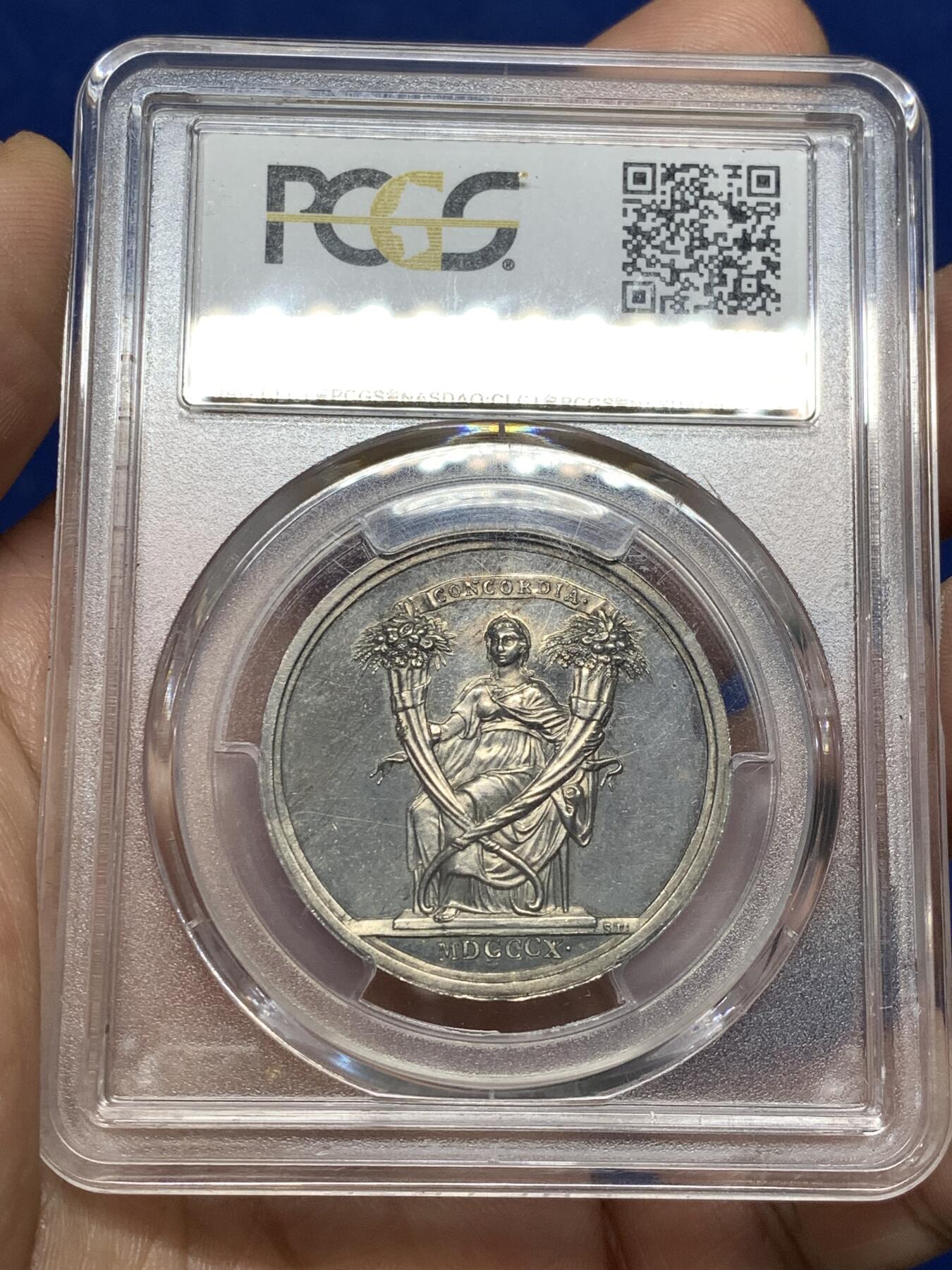 《竞宝斋》第481场 周日，周一 2场连拍 （全场包邮）20级店铺 欢迎送拍 少见 PCGS SP62 拿破仑一世原铸银章 1810年拿破仑一世与玛丽·路易丝皇室婚礼纪念银章 正面为拿破仑一世与玛丽·路易丝，以及玛丽·路易丝的父母奥地利皇帝弗朗茨一世与皇后玛丽亚·特蕾西亚，强调这场婚姻所连接的法兰西帝国与哈布斯堡王朝之间的政治联盟关系。背面描绘罗马神话中的“协和女神”手持两只巨大的丰饶之角，象征和谐、联盟与国家秩序。难得一见的拿破仑原铸银章。