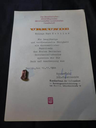 云宸嘉赏-勋臻佳藏四月精品大拍场次 - 民主德国自由德国工会表彰证书带荣誉会员证章 表彰柏林人民警察义务干部库尔特・科比卢斯同志