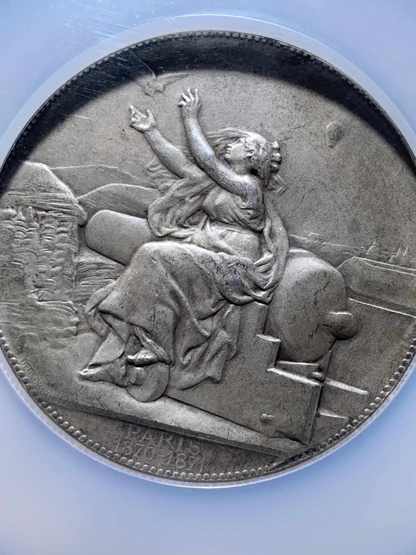 《竞宝斋》第481场 周日，周一 2场连拍 （全场包邮）20级店铺 欢迎送拍 NGC MS62 法国1871年巴黎航空通讯纪念大银章，直径63mm，重量117克。在普法战争中巴黎被普鲁士围困，城中通信全靠信鸽完成。此章纪念此重大历史事件。少见品种，加大加厚盒，盒子下沿有磕。