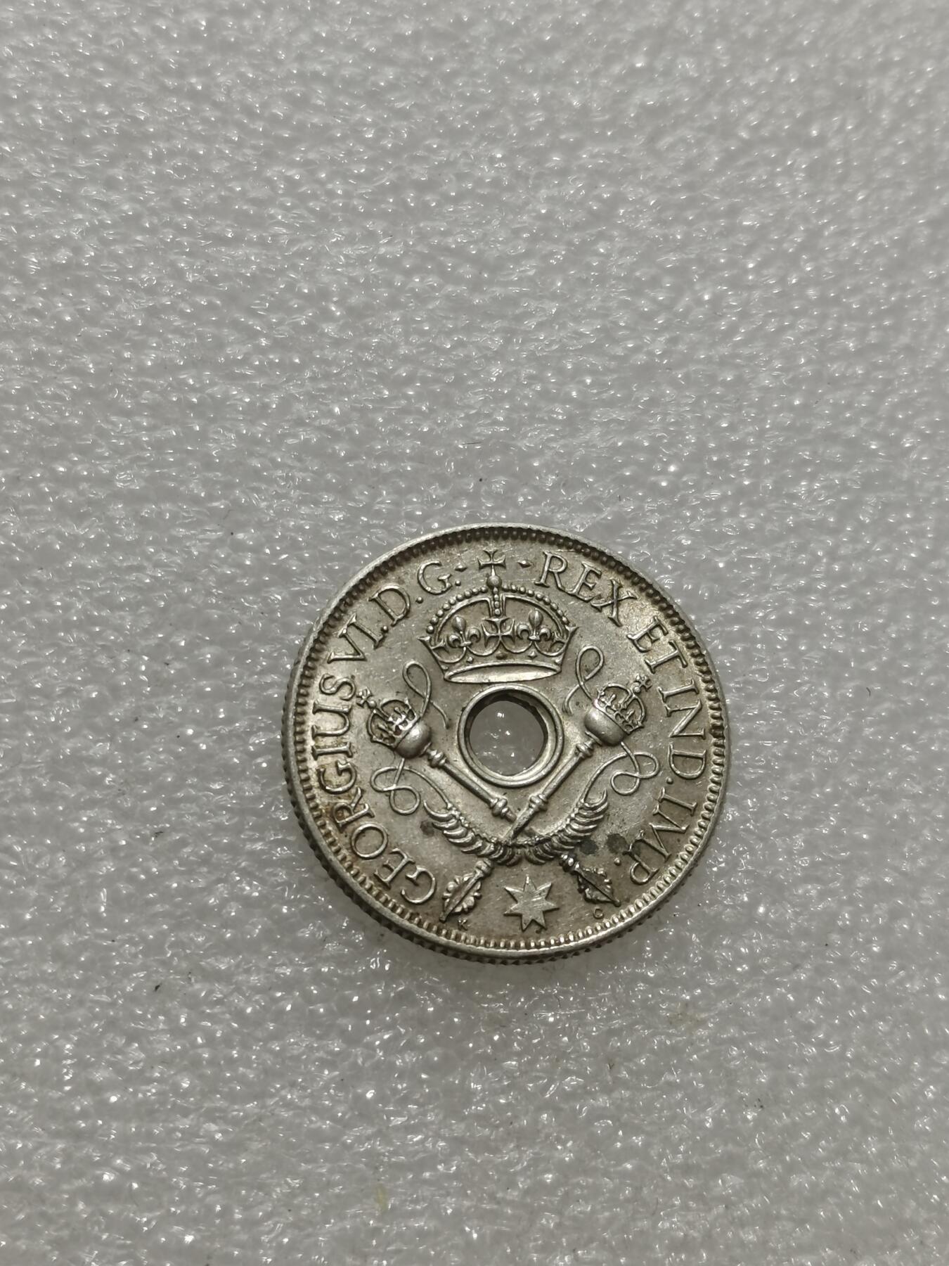 天下钱庄专场欢迎参拍 新几内亚中孔银币