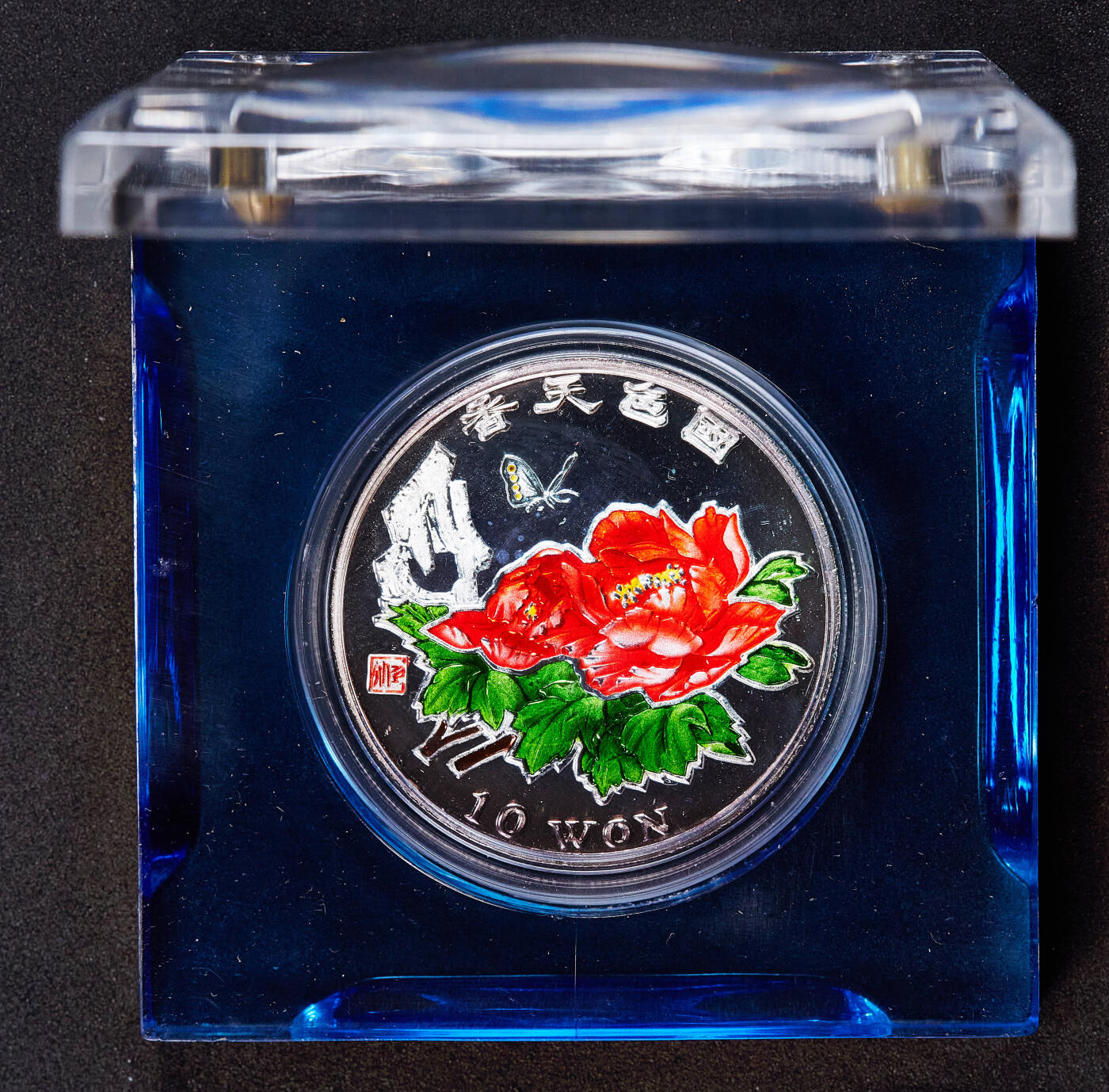 【俄甄集藏】满园春色-2026年(051)04-22星期三 晚 19:30 全场包邮 朝鲜1997年“国色天香”牡丹花彩绘精制大银币，原盒，重31.1035克，999银，发行量5000枚，上期被鸽重拍