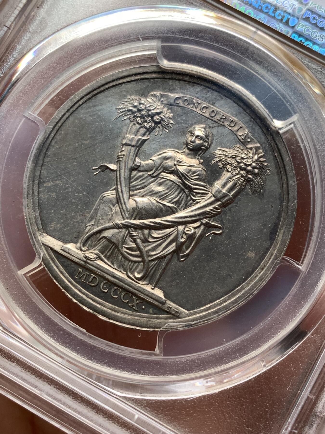 《竞宝斋》第481场 周日，周一 2场连拍 （全场包邮）20级店铺 欢迎送拍 少见 PCGS SP62 拿破仑一世原铸银章 1810年拿破仑一世与玛丽·路易丝皇室婚礼纪念银章 正面为拿破仑一世与玛丽·路易丝，以及玛丽·路易丝的父母奥地利皇帝弗朗茨一世与皇后玛丽亚·特蕾西亚，强调这场婚姻所连接的法兰西帝国与哈布斯堡王朝之间的政治联盟关系。背面描绘罗马神话中的“协和女神”手持两只巨大的丰饶之角，象征和谐、联盟与国家秩序。难得一见的拿破仑原铸银章。