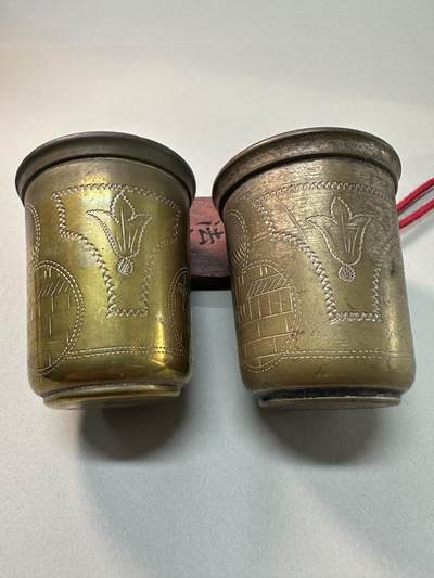 清-民国-建国｜老铜器专场.伍 民国/建国初老黄铜錾刻建筑纹小杯一对