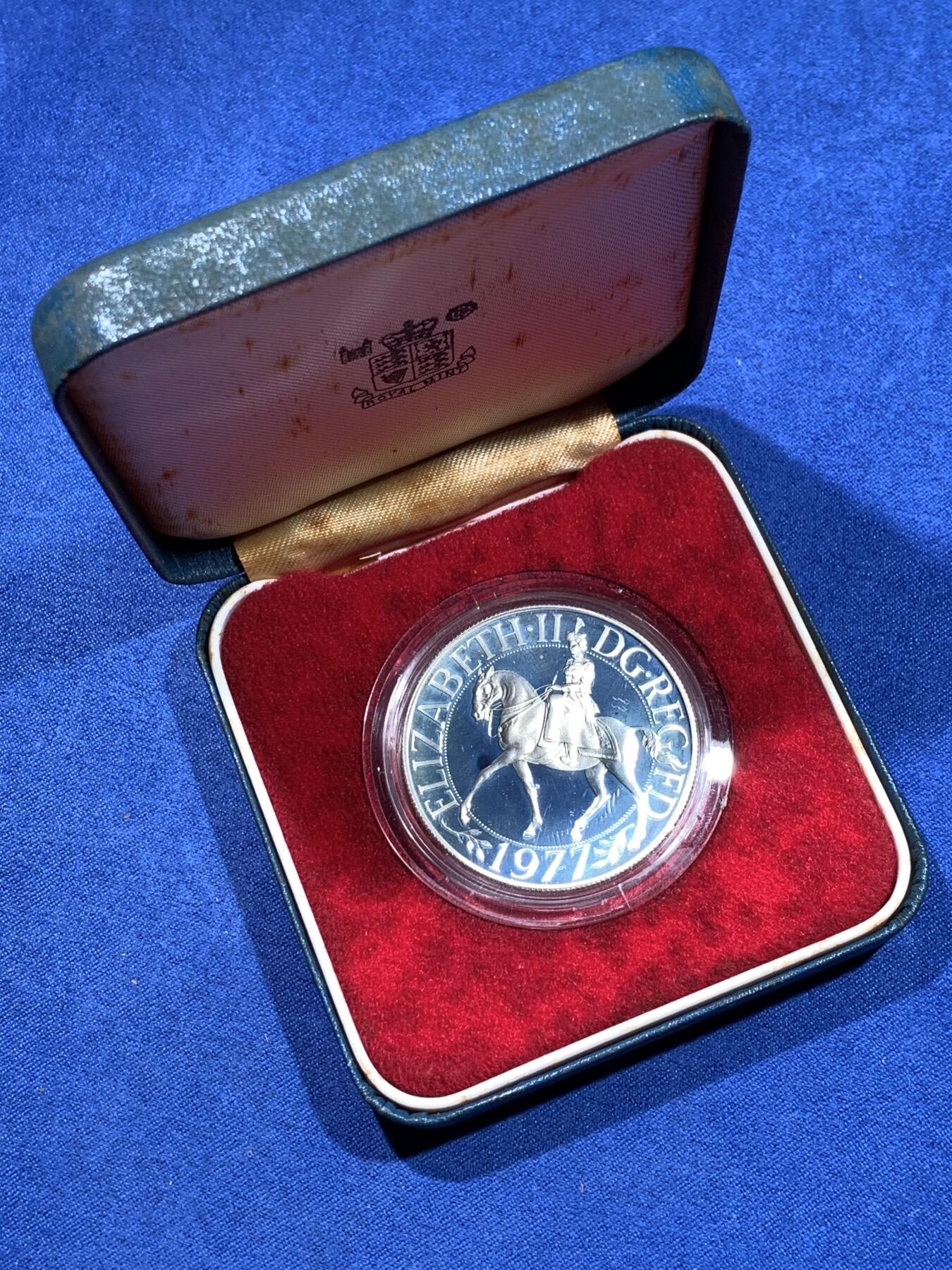 《竞宝斋》第481场 周日，周一 2场连拍 （全场包邮）20级店铺 欢迎送拍 英国1977年伊丽莎白二世登基25周年（银禧）25便士纪念银币（克朗型） 带盒