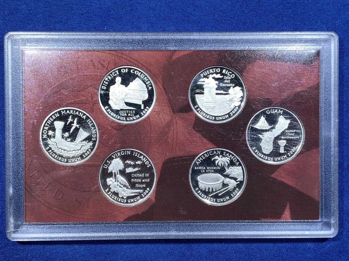 《竞宝斋》第481场 周日，周一 2场连拍 （全场包邮）20级店铺 欢迎送拍 2009年美国25分精制套币，包含6枚25分银币(背面是少见的6个美国海外属地)，含纯银33.75克。