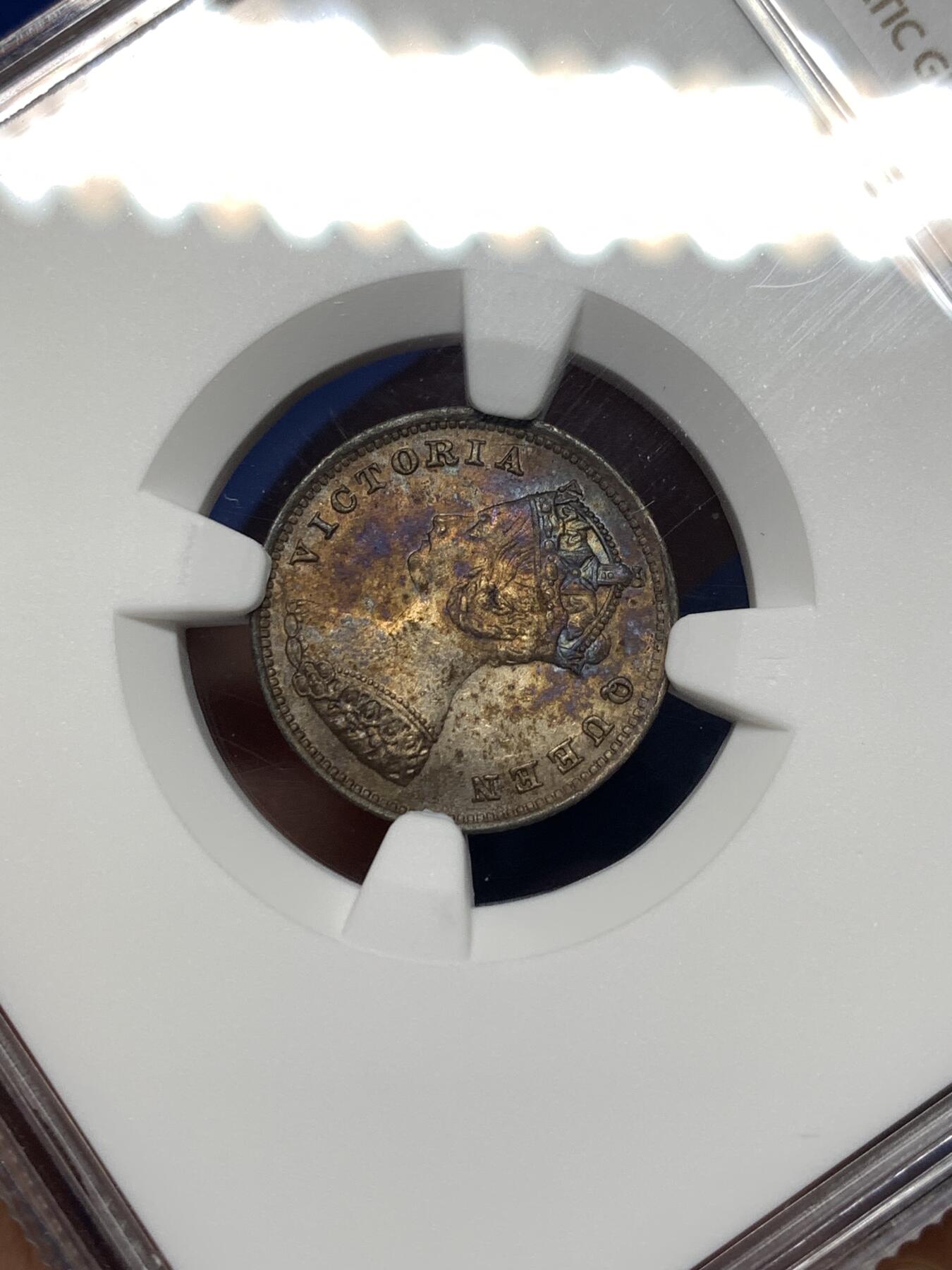 《竞宝斋》第481场 周日，周一 2场连拍 （全场包邮）20级店铺 欢迎送拍 NGC AU55 香港 1901年 维多利亚 一毫 银币 人像清晰 带彩