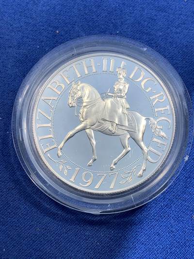 《竞宝斋》第481场 周日，周一 2场连拍 （全场包邮）20级店铺 欢迎送拍 - 英国1977年伊丽莎白二世登基25周年（银禧）25便士纪念银币（克朗型） 带盒