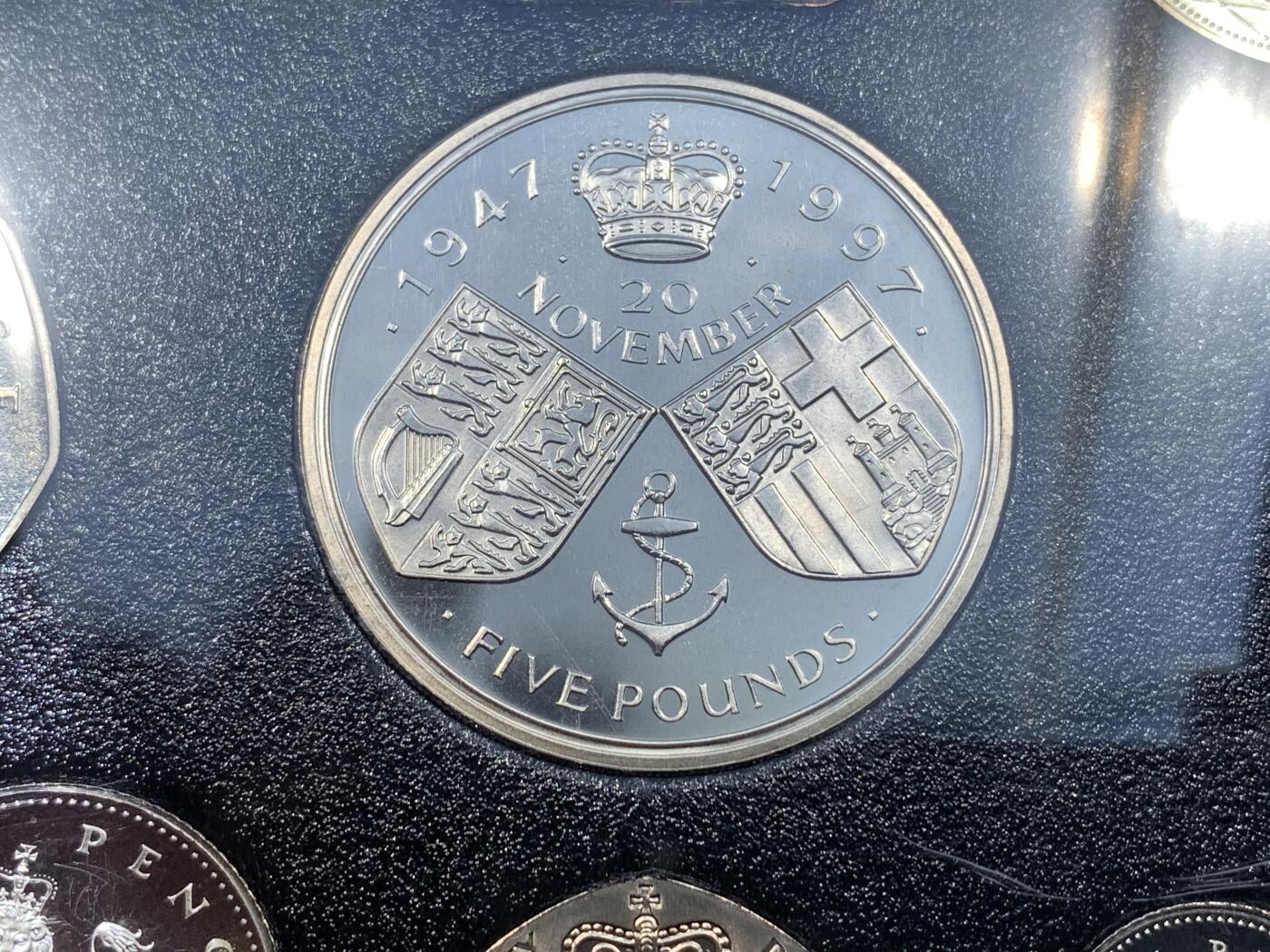 《竞宝斋》第481场 周日，周一 2场连拍 （全场包邮）20级店铺 欢迎送拍 英国1997年精制套币（含10币1章）5英镑女王金婚纪念币+2英镑机械时代+1英镑英格兰三狮+2枚换版50便士，盒证齐全，盒子固定位缺失