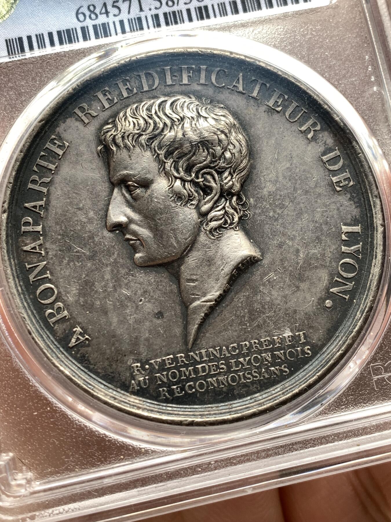 《竞宝斋》第481场 周日，周一 2场连拍 （全场包邮）20级店铺 欢迎送拍 少见 PCGS SP58 拿破仑一世原铸银章 1800年法国银质纪念章 拿破仑一世·里昂重建与马伦哥战役纪念 正面刻画拿破仑·波拿巴侧面肖像，环绕铭文“BONAPARTE RÉDIFICATEUR DE LYON”，意为“重建里昂的波拿巴”，背面以橡叶与月桂叶花环环绕长段铭文，记述拿破仑在马伦哥战役中取胜、再次征服意大利，并于共和国八年雾月（1800年）以第一执政身份下令重建里昂贝勒库尔广场（Pl
