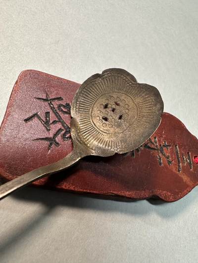 清-民国-建国｜老铜器专场.伍 民国錾刻花形老黄铜香漏勺