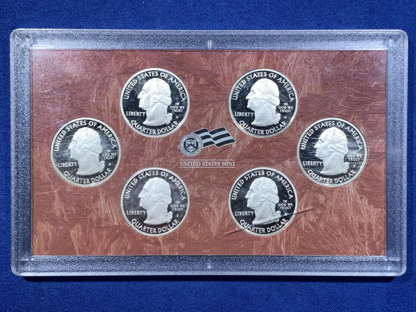 《竞宝斋》第481场 周日，周一 2场连拍 （全场包邮）20级店铺 欢迎送拍 2009年美国25分精制套币，包含6枚25分银币(背面是少见的6个美国海外属地)，含纯银33.75克。