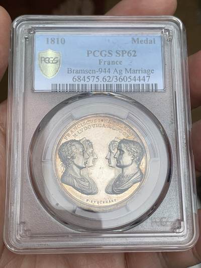 《竞宝斋》第481场 周日，周一 2场连拍 （全场包邮）20级店铺 欢迎送拍 - 少见 PCGS SP62 拿破仑一世原铸银章 1810年拿破仑一世与玛丽·路易丝皇室婚礼纪念银章 正面为拿破仑一世与玛丽·路易丝，以及玛丽·路易丝的父母奥地利皇帝弗朗茨一世与皇后玛丽亚·特蕾西亚，强调这场婚姻所连接的法兰西帝国与哈布斯堡王朝之间的政治联盟关系。背面描绘罗马神话中的“协和女神”手持两只巨大的丰饶之角，象征和谐、联盟与国家秩序。难得一见的拿破仑原铸银章。