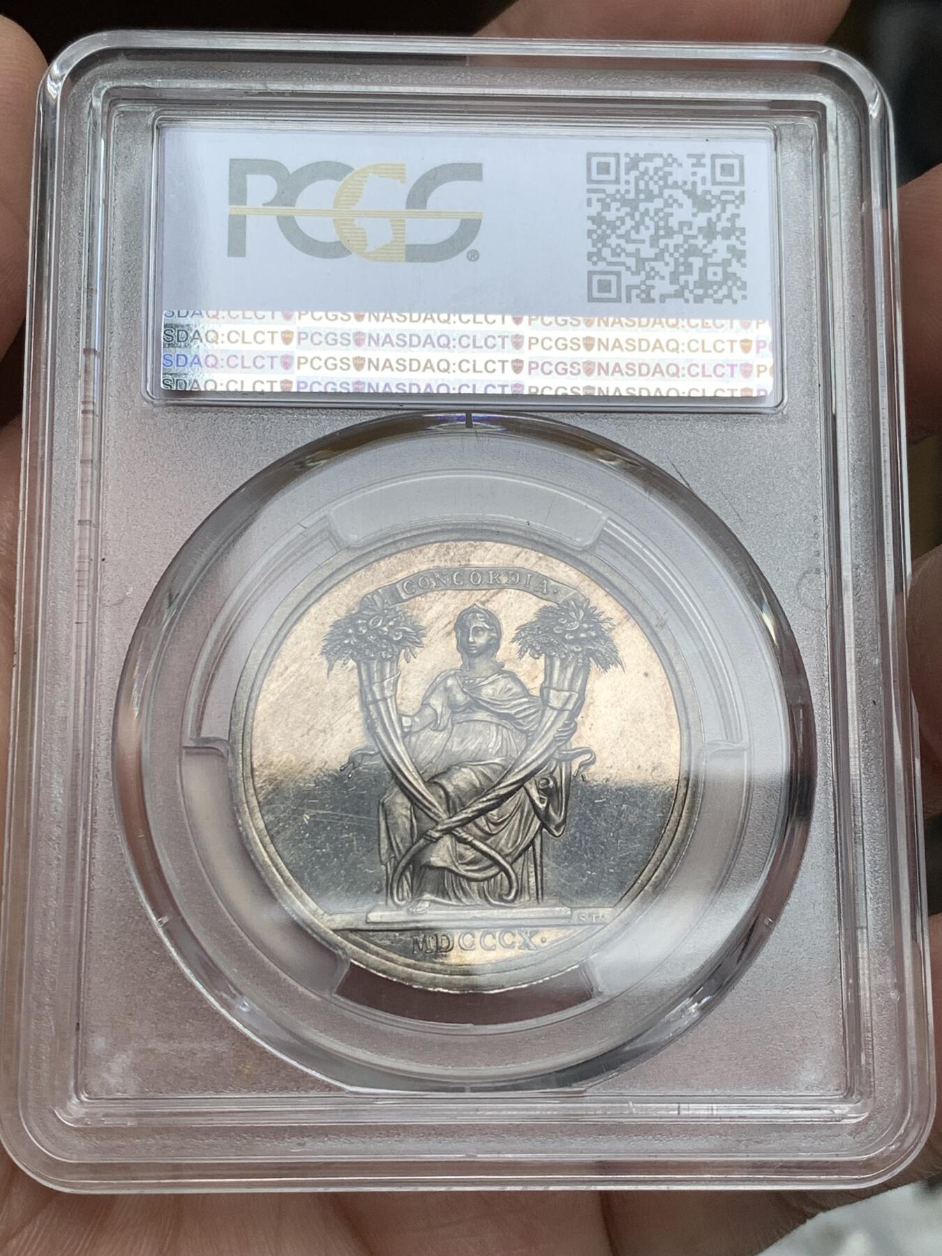 《竞宝斋》第481场 周日，周一 2场连拍 （全场包邮）20级店铺 欢迎送拍 少见 PCGS SP62 拿破仑一世原铸银章 1810年拿破仑一世与玛丽·路易丝皇室婚礼纪念银章 正面为拿破仑一世与玛丽·路易丝，以及玛丽·路易丝的父母奥地利皇帝弗朗茨一世与皇后玛丽亚·特蕾西亚，强调这场婚姻所连接的法兰西帝国与哈布斯堡王朝之间的政治联盟关系。背面描绘罗马神话中的“协和女神”手持两只巨大的丰饶之角，象征和谐、联盟与国家秩序。难得一见的拿破仑原铸银章。