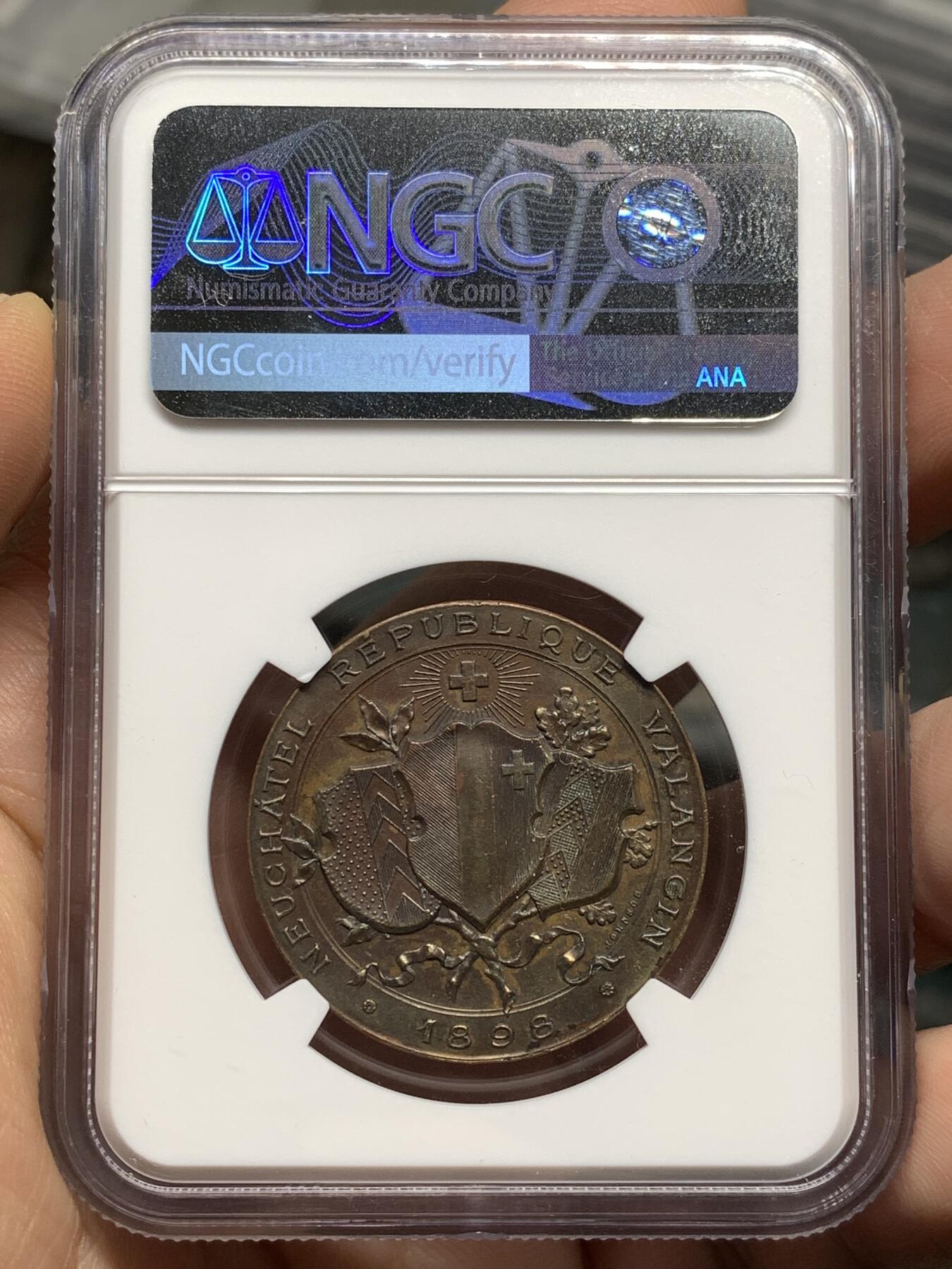 《竞宝斋》第481场 周日，周一 2场连拍 （全场包邮）20级店铺 欢迎送拍 NGC UNCD 瑞士1898年纳沙泰尔威廉泰尔父子像射击节铜章，32mm，存世量小于100枚，细节见图。