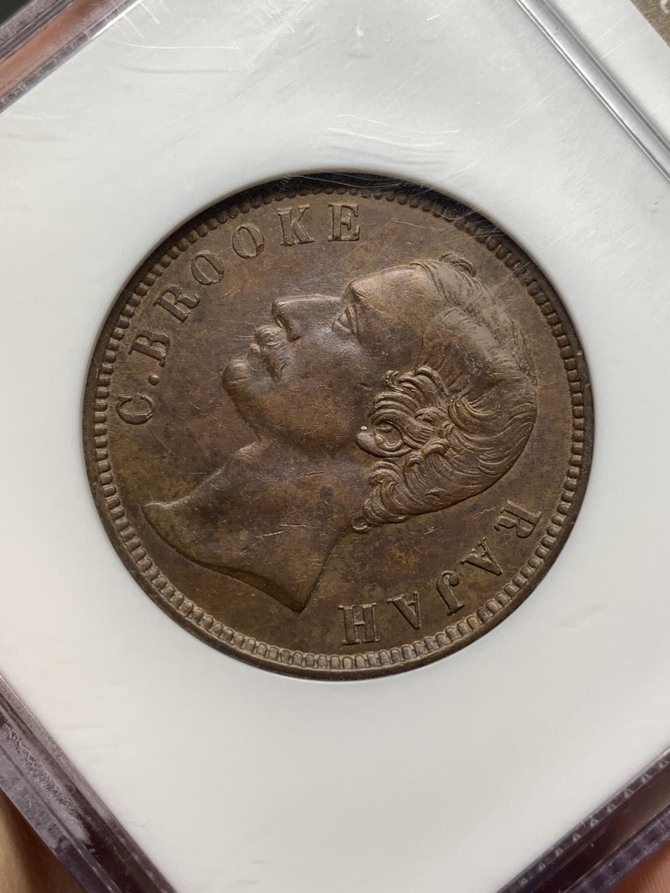 《竞宝斋》第481场 周日，周一 2场连拍 （全场包邮）20级店铺 欢迎送拍 NGC MS62BN 沙捞越布鲁克王国 1870年1分铜元，底板丝滑，铜光犹存，实物细节出色，古董老N盒。布鲁克首年份，东南亚早期铜币一向是拍卖热点，MS难得