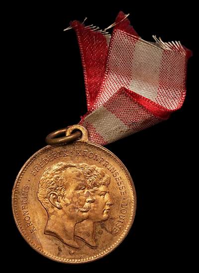 修遠堂世界钱币第112期 - 1894年丹麦王储弗雷德里克与路易丝公主银婚纪念铜章，24.20mm，5.22g