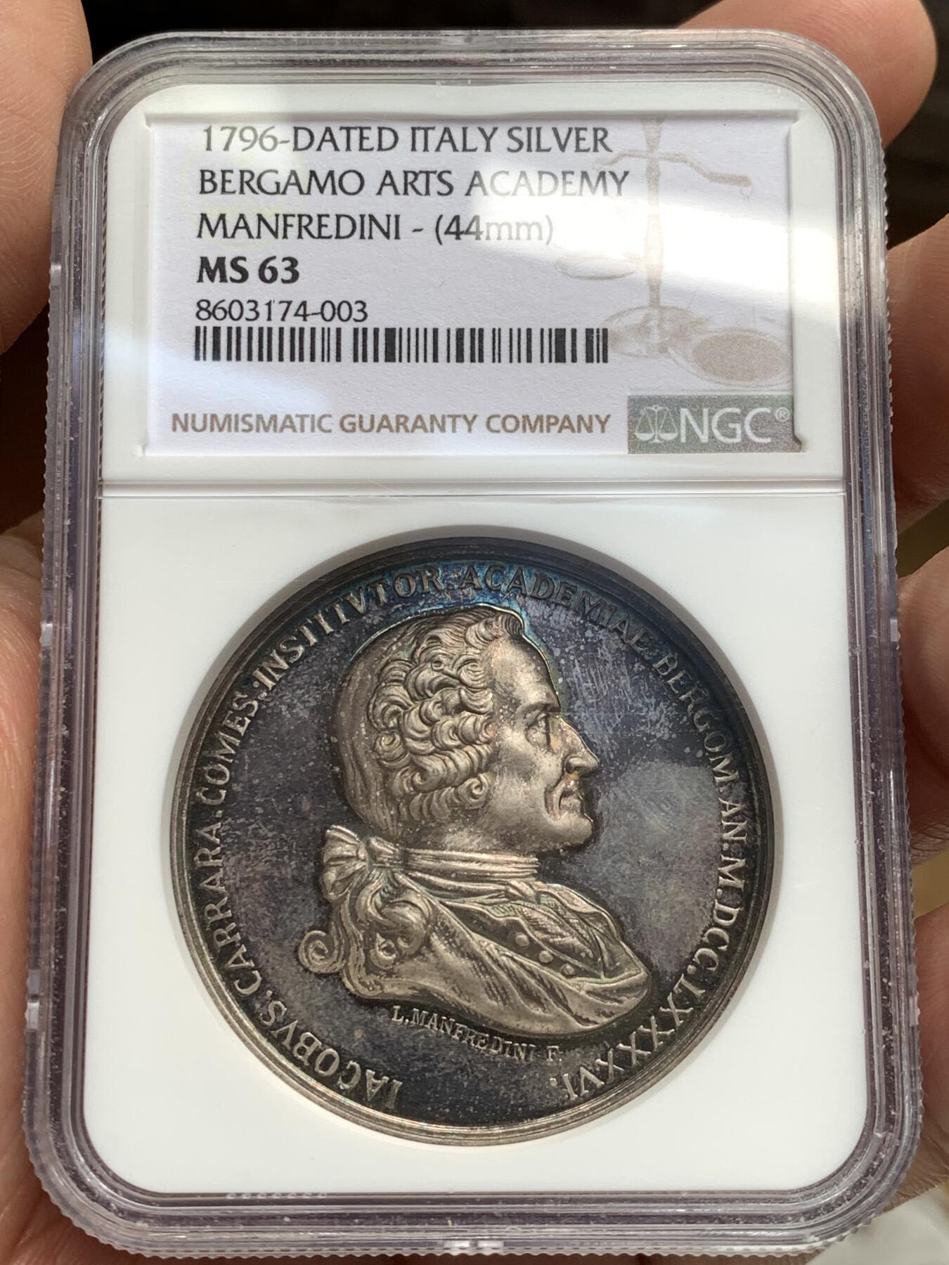 《竞宝斋》第481场 周日，周一 2场连拍 （全场包邮）20级店铺 欢迎送拍 NGC MS63 意大利高浮雕大银章，纪念1796年贝加莫卡拉拉艺术学院成立，漂亮的紫罗兰彩，十分少见。带925银标，44mm，重39克，加厚盒装。细节见图